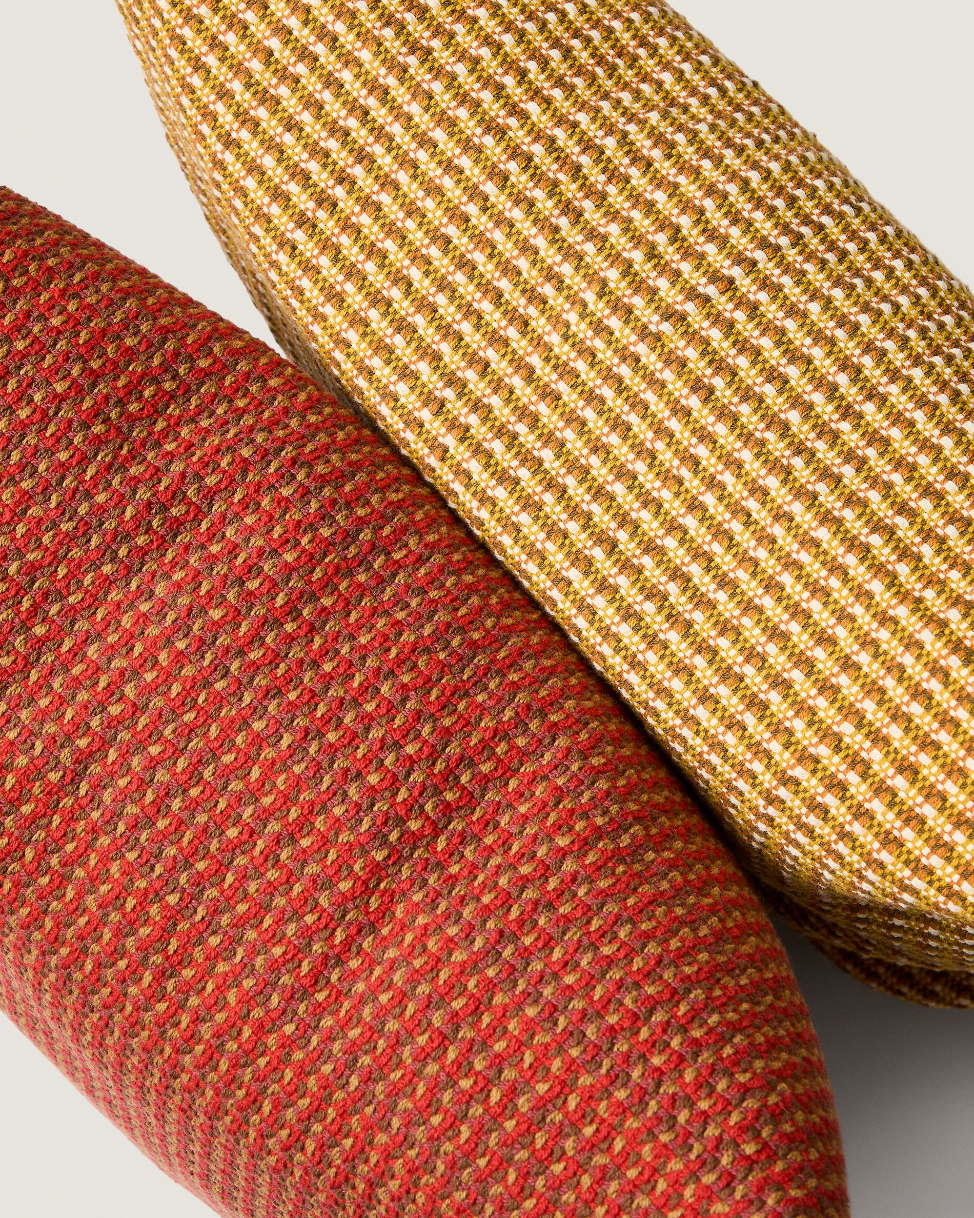 Nuval cushion cover in mustard structured fabric 50 x 50 cm - Detail