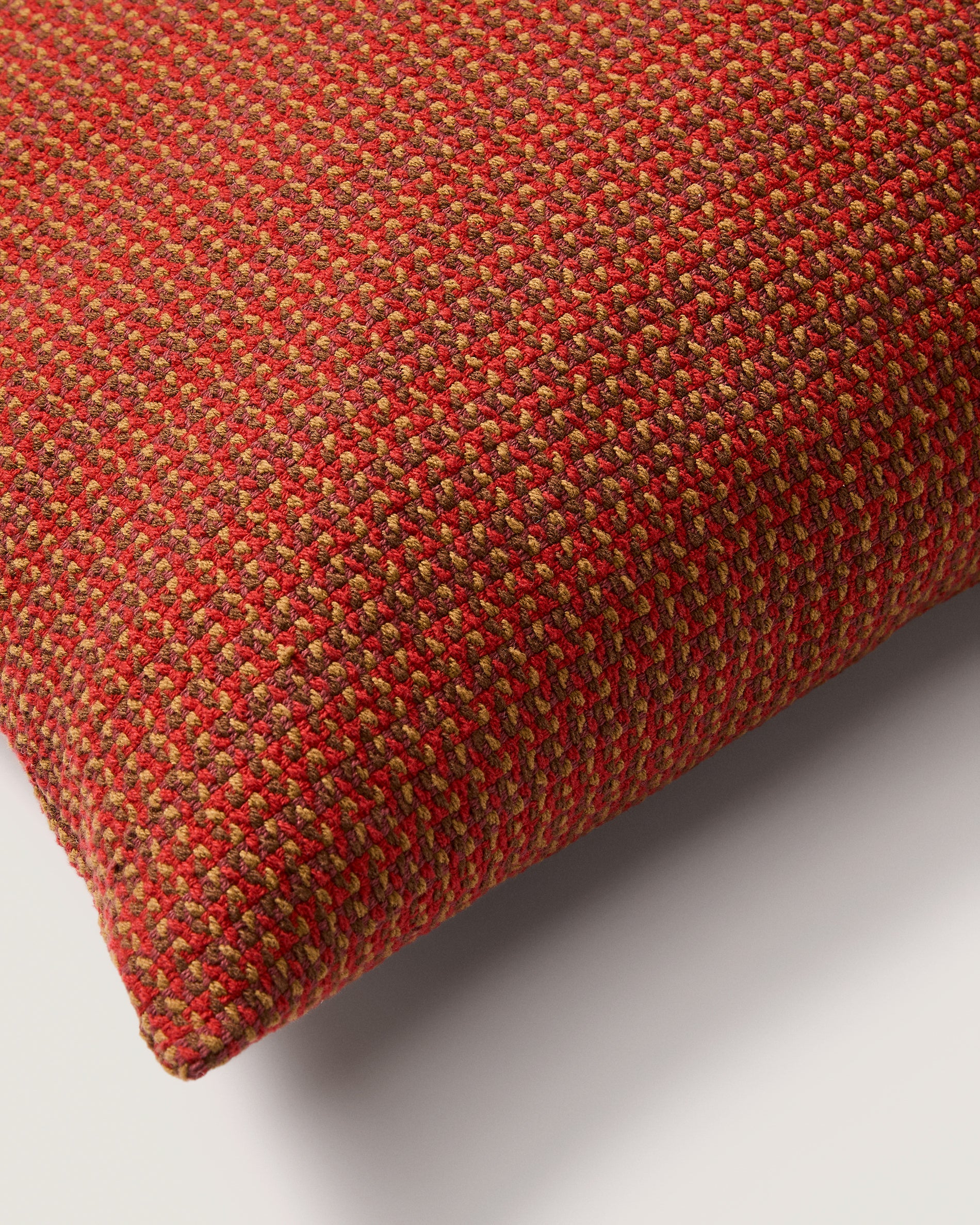 Nuval cushion cover in red structured fabric 50 x 50 cm - Detail