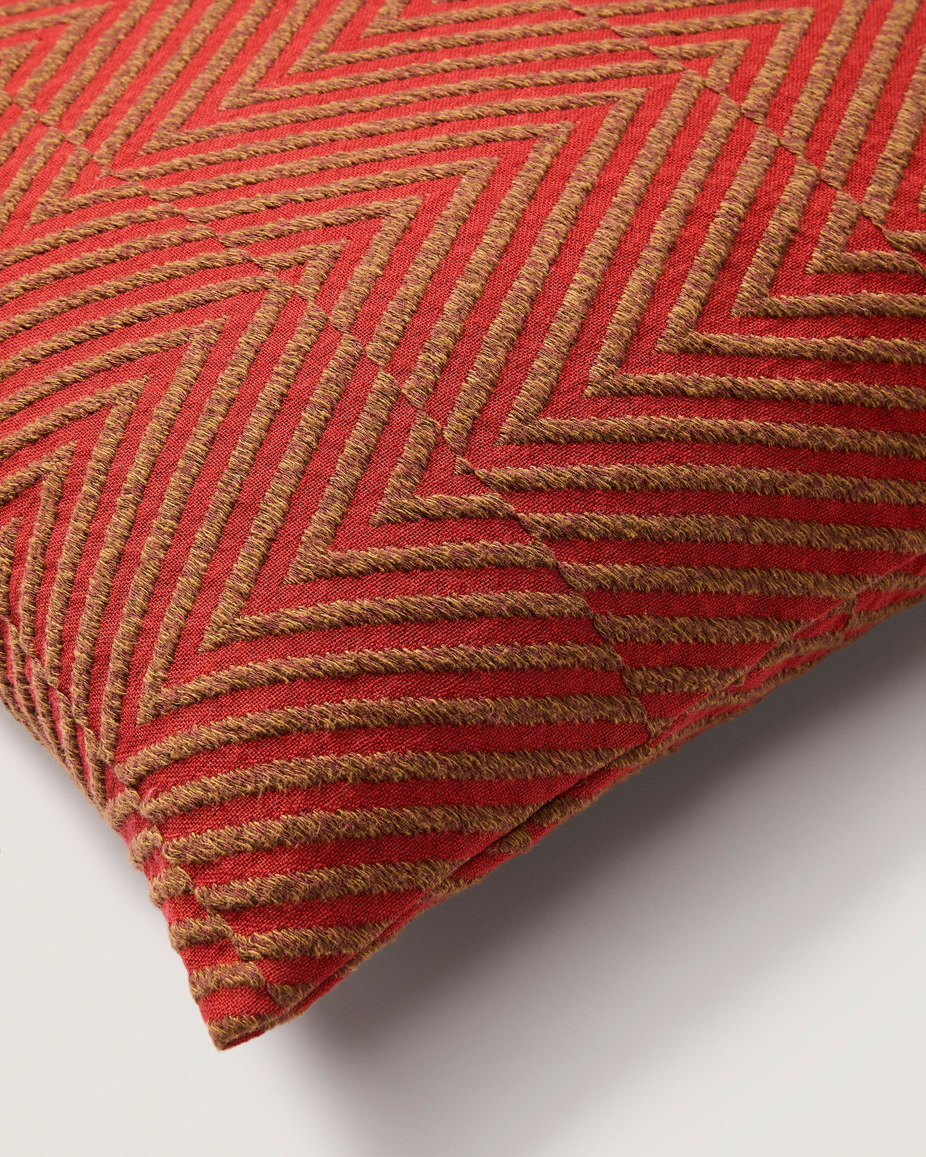 Lunver cushion cover in red chevron jacquard 50 x 50 cm - Detail