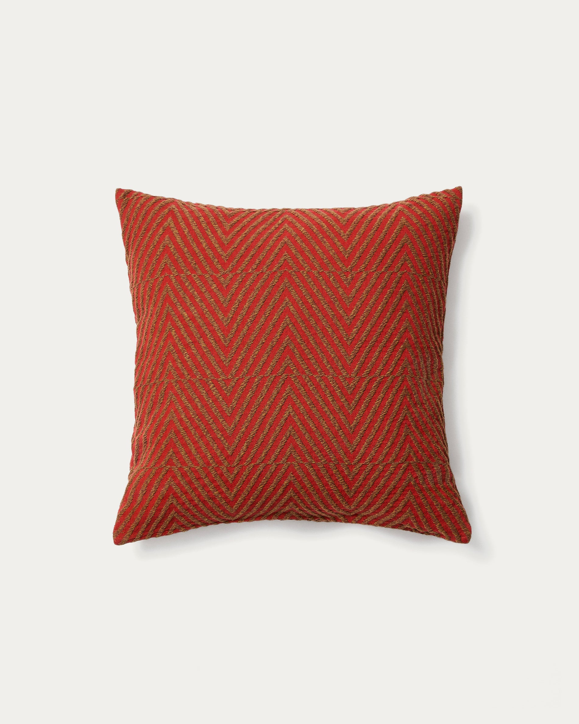 Lunver cushion cover in red chevron jacquard 50 x 50 cm - Product View