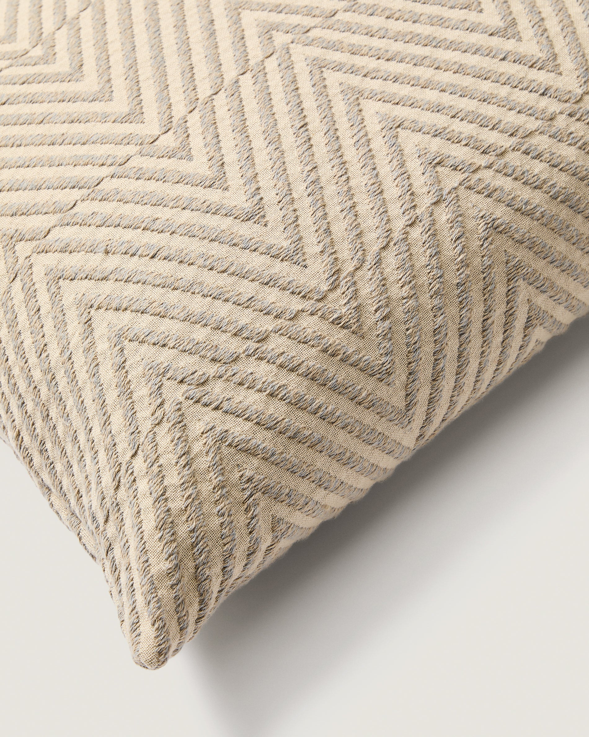 Lunver cushion cover in natural chevron jacquard 50 x 50 cm - Detail