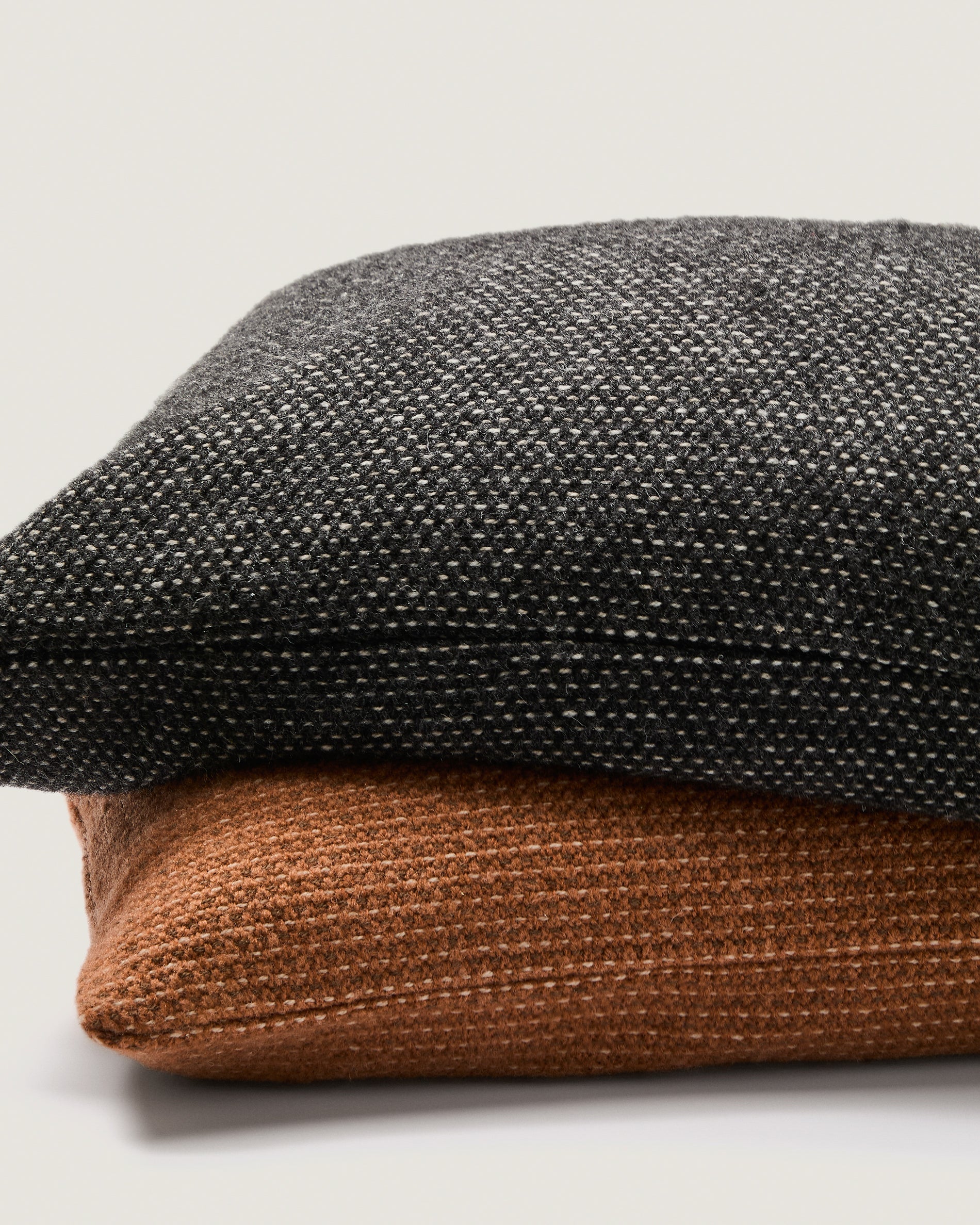 Elira wool and cotton cushion cover in black 40 x 60 cm - Detail