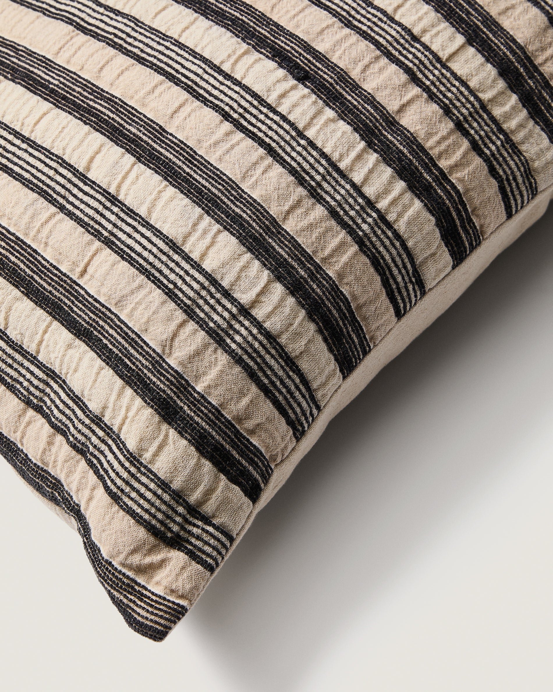 Isena 100% cotton cushion cover with multicoloured embroidery 50 x 50cm - Detail