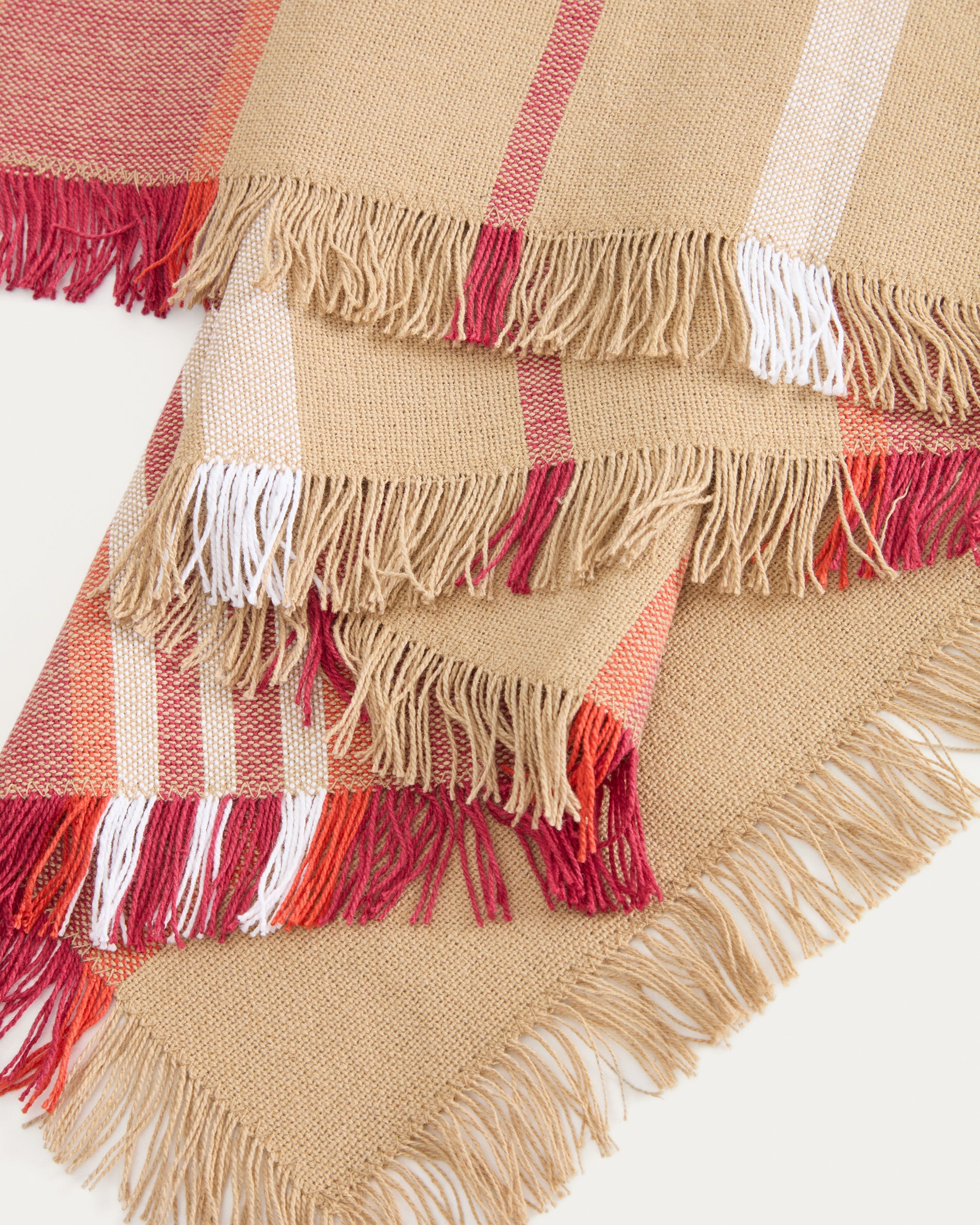 Davia 100% cotton table runner with red stripes and fringed detail 50 x 150cm - Detail