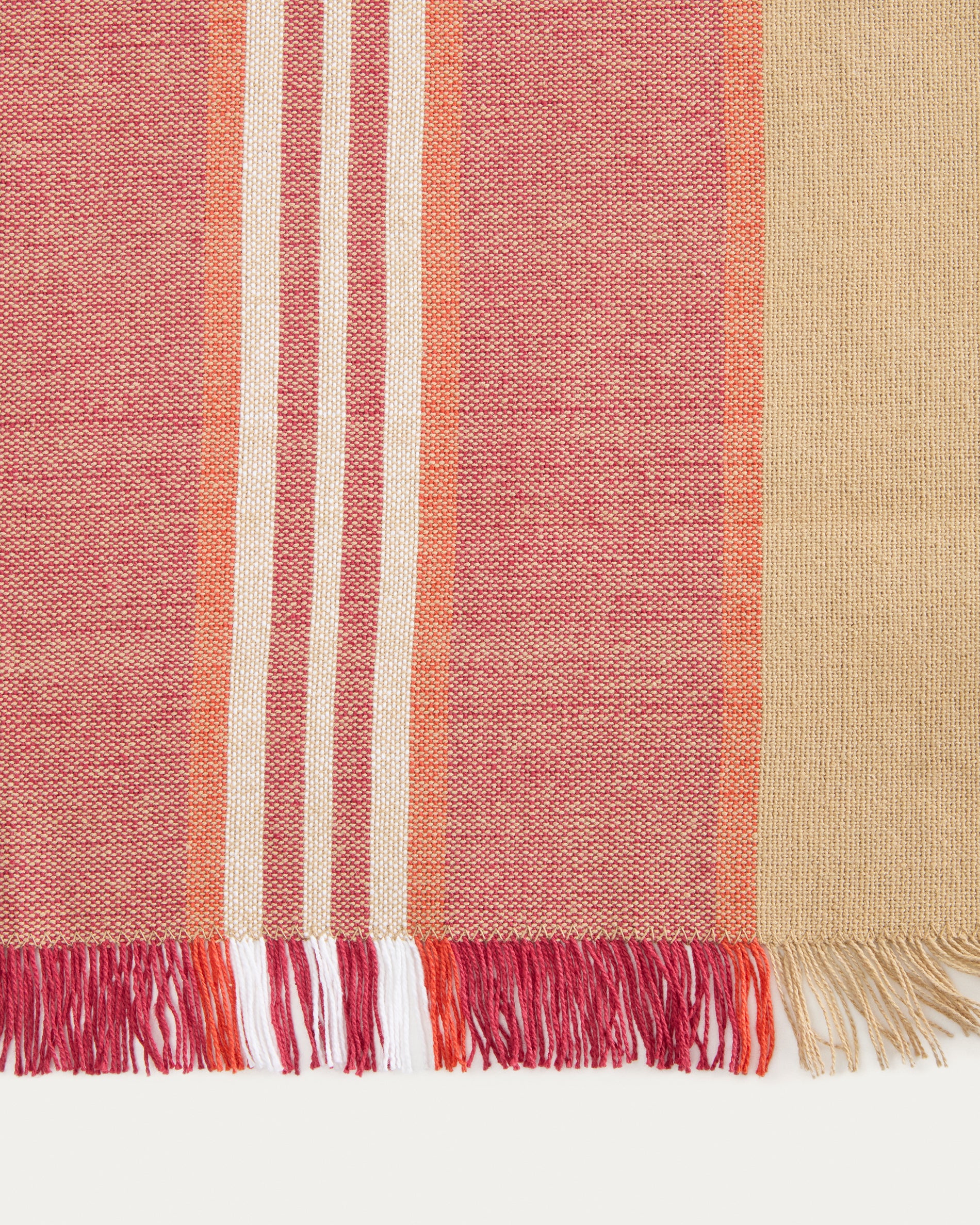 Davia 100% cotton table runner with red stripes and fringed detail 50 x 150cm - Detail