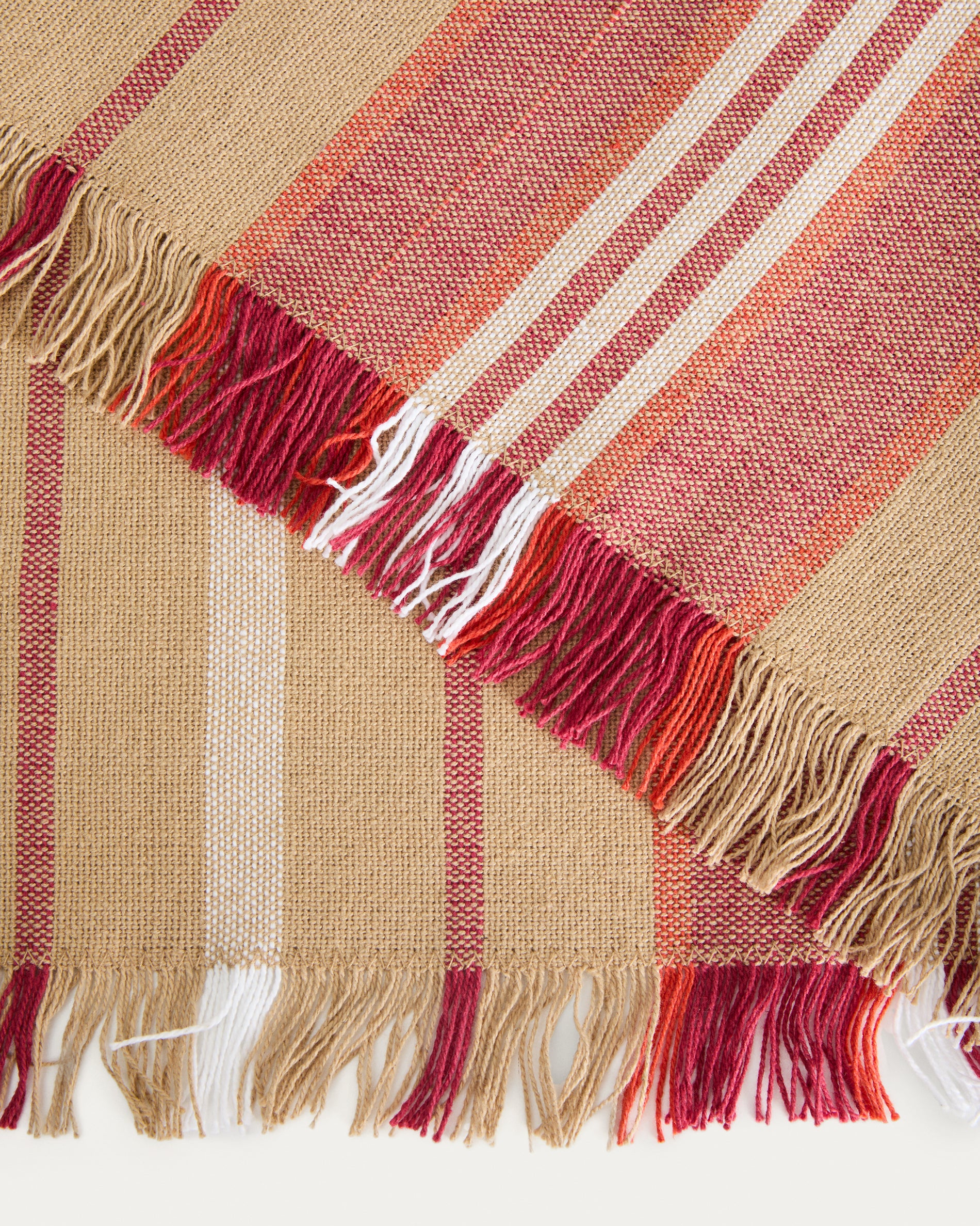 Davia set of 2 placemats in 100% cotton with red stripes and fringed detail 35 x 50cm - Detail