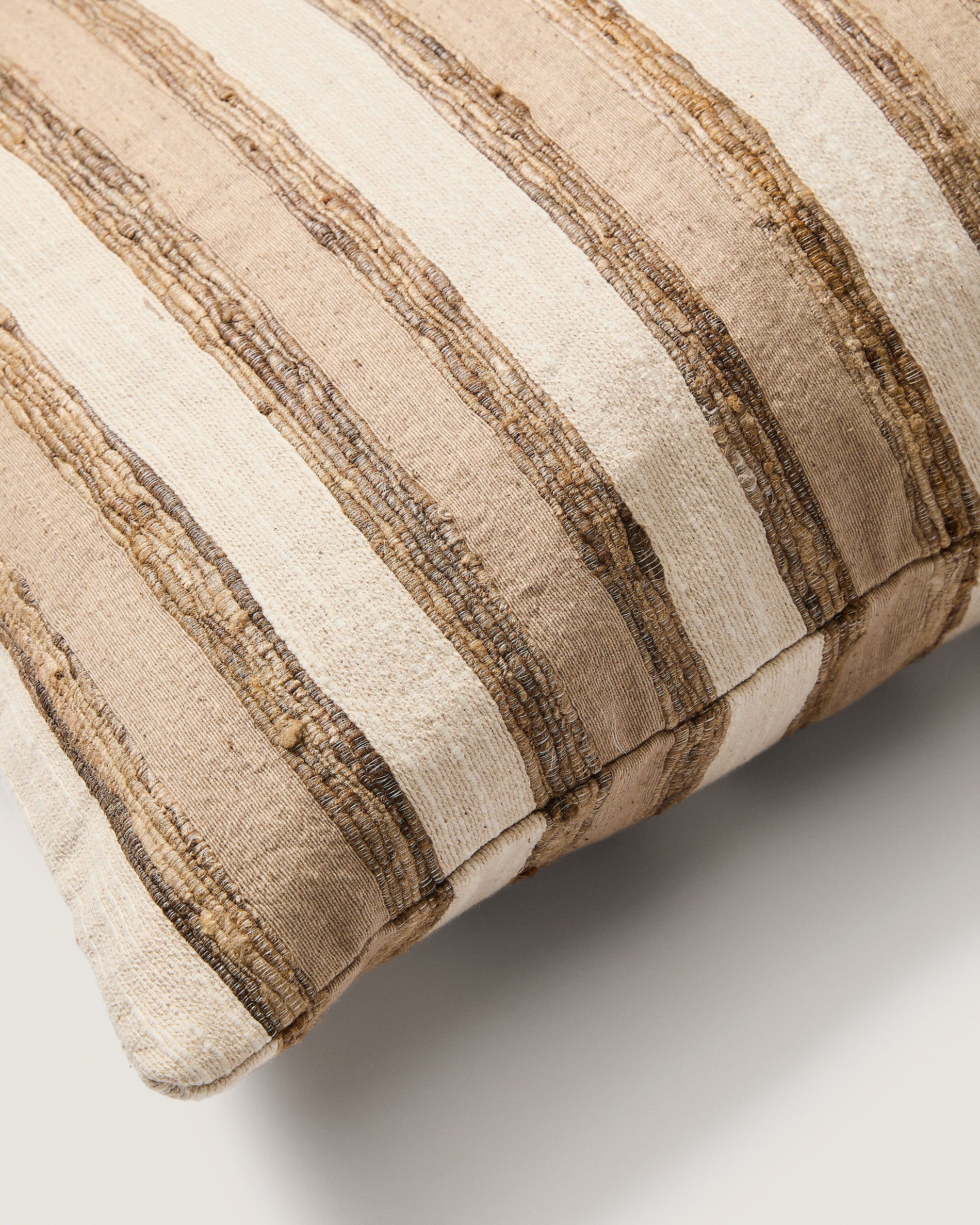 Dorevi ecru striped silk blend jacquard cushion cover 40 x 60cm - Detail