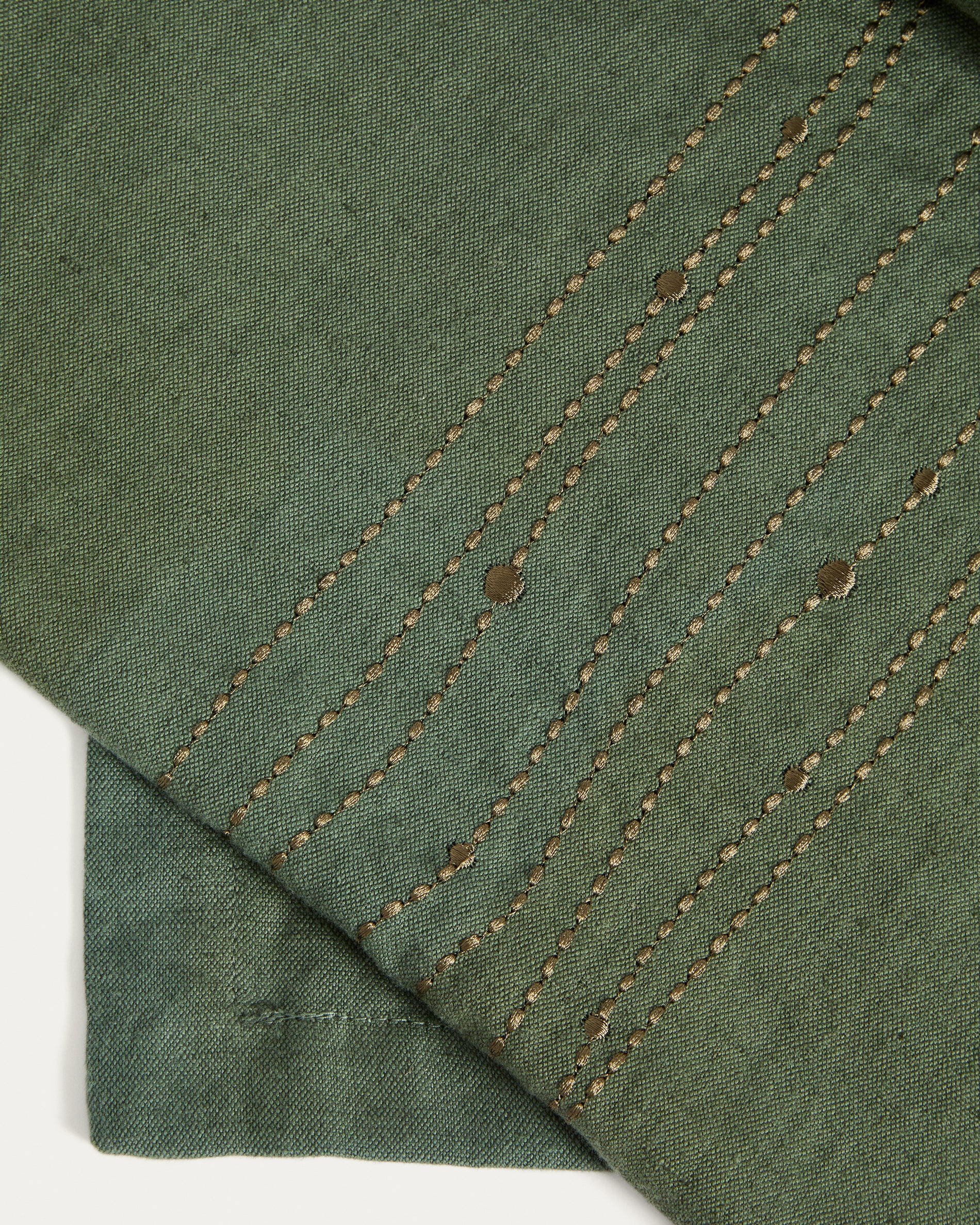 Flia linen and cotton table runner in green, with green lurex embroidery detail 50 x 150cm. - Detail