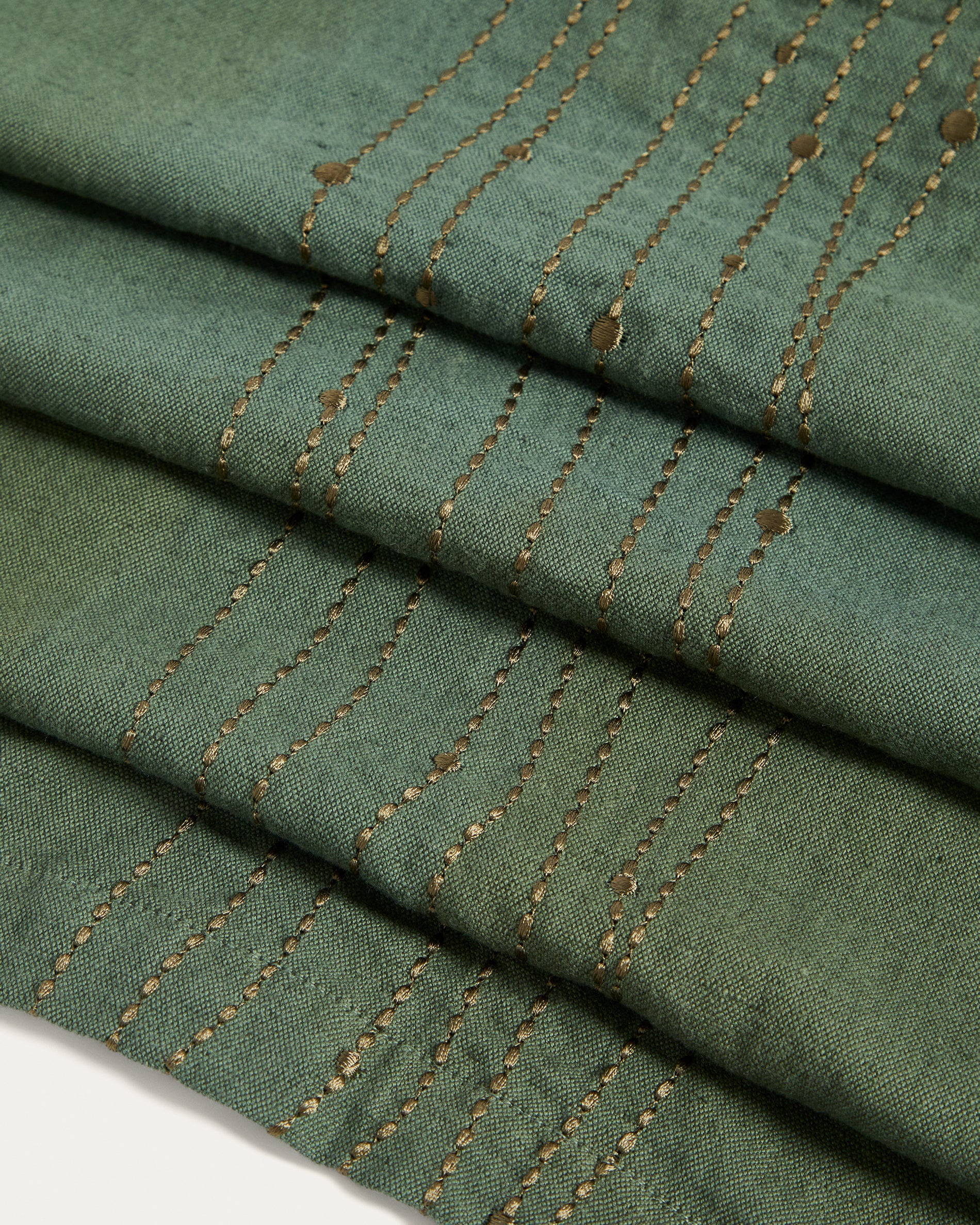 Flia linen and cotton table runner in green, with green lurex embroidery detail 50 x 150cm. - Detail