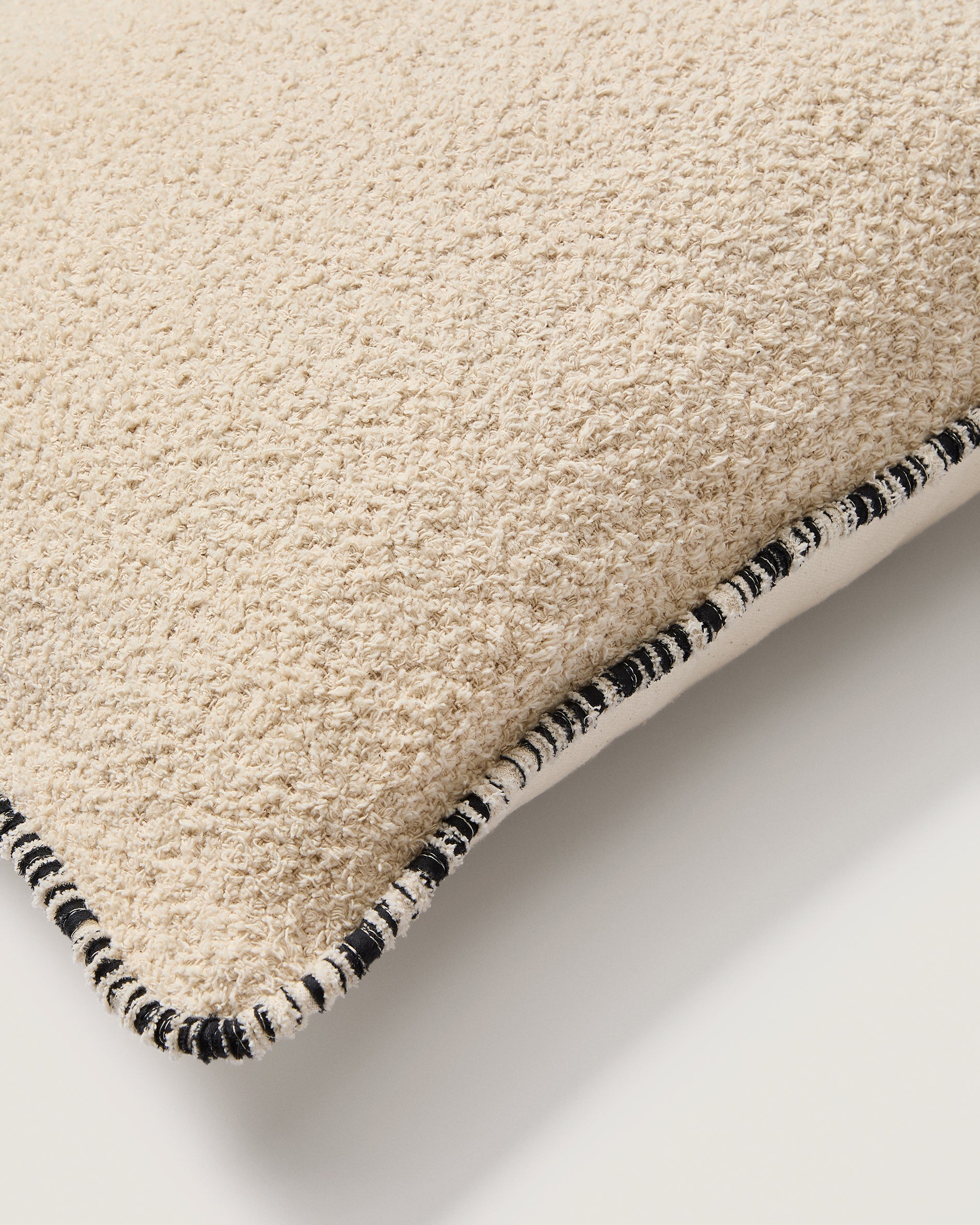 Enari beige 100% cotton cushion cover with contrasting black trim 50 x 50cm - Detail