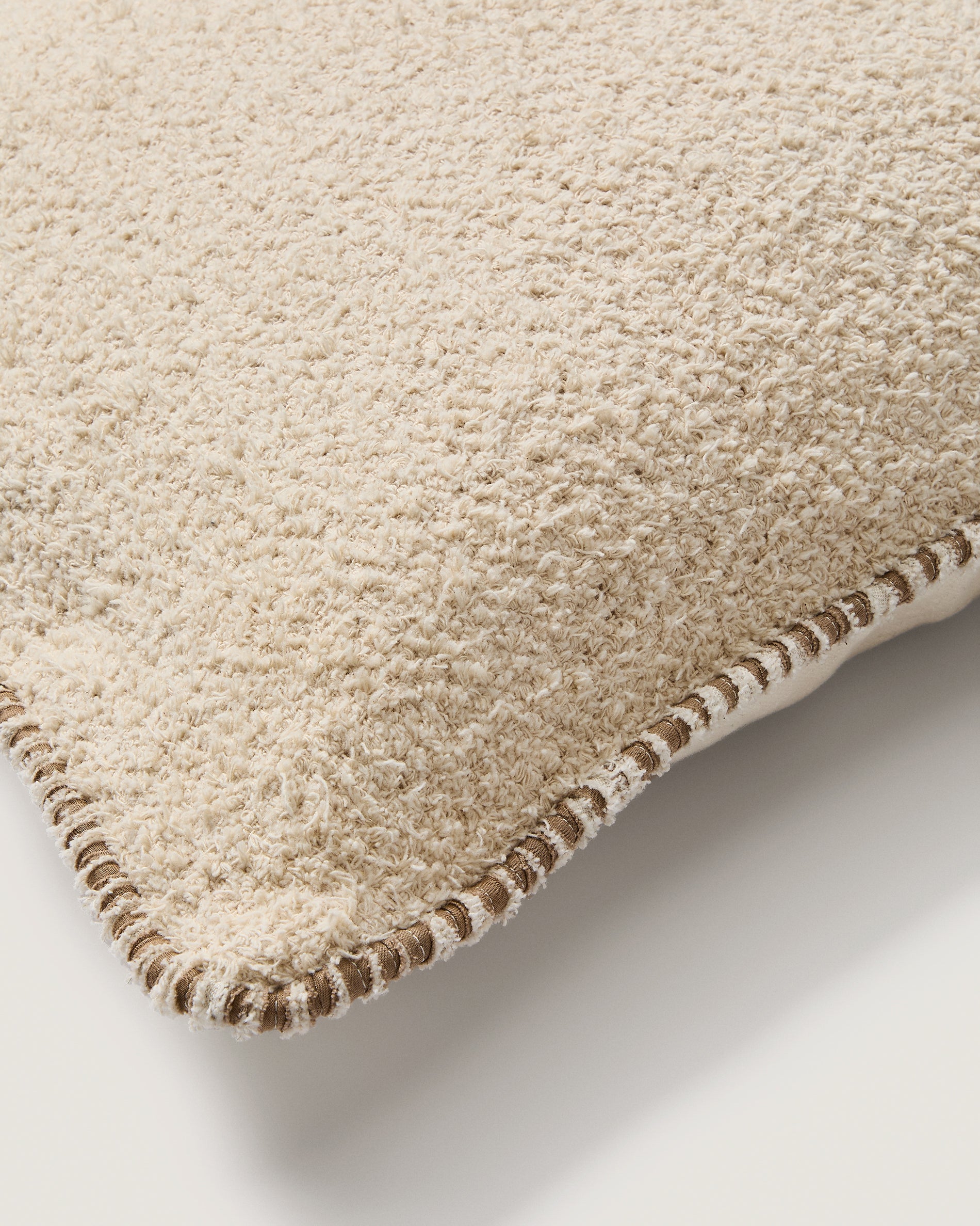 Enari beige cotton cushion cover with contrasting brown trim 50 x 50cm - Detail