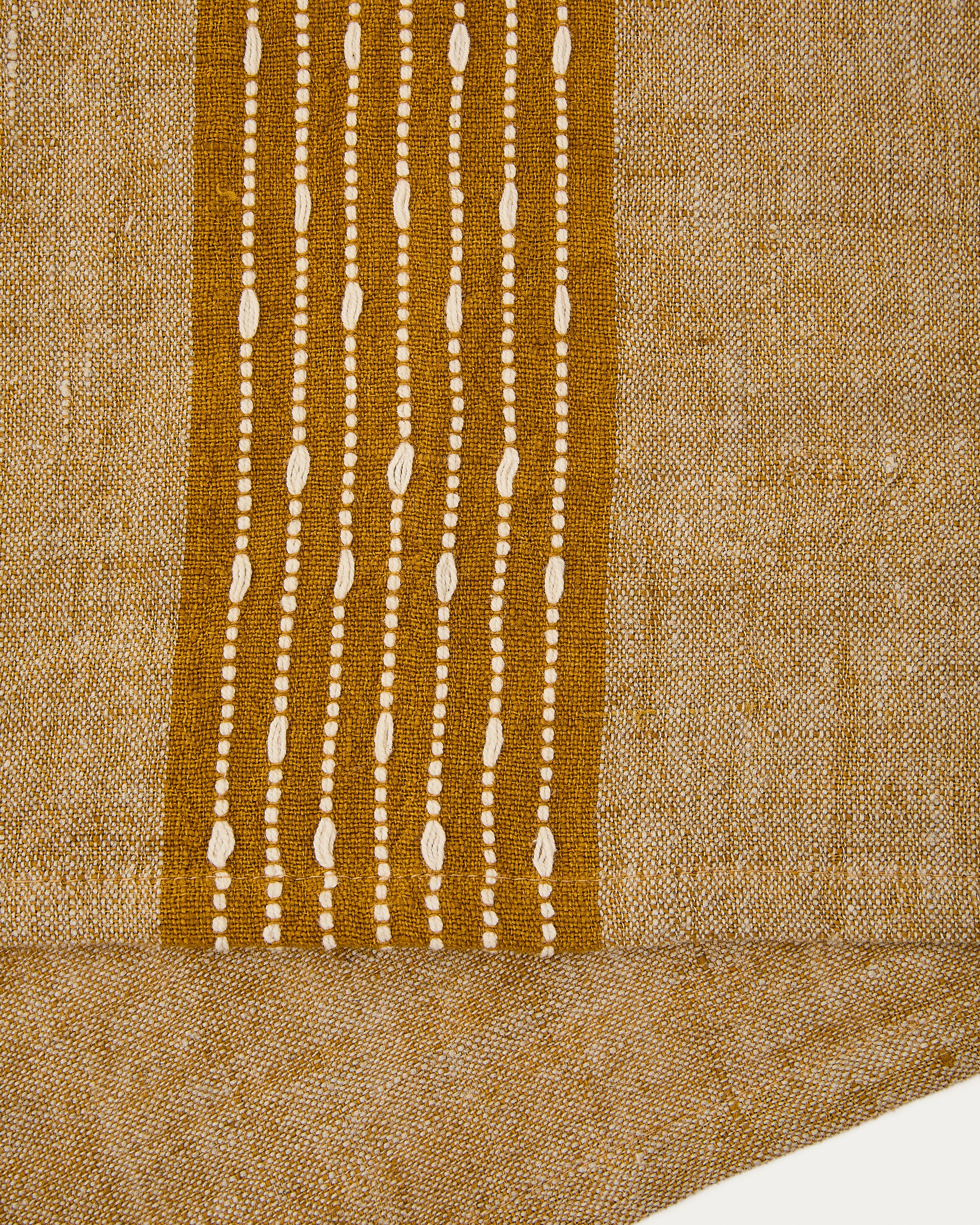Calena set of 2 placemats linen jacquard with mustard central stripe 35 x 50 cm - Detail