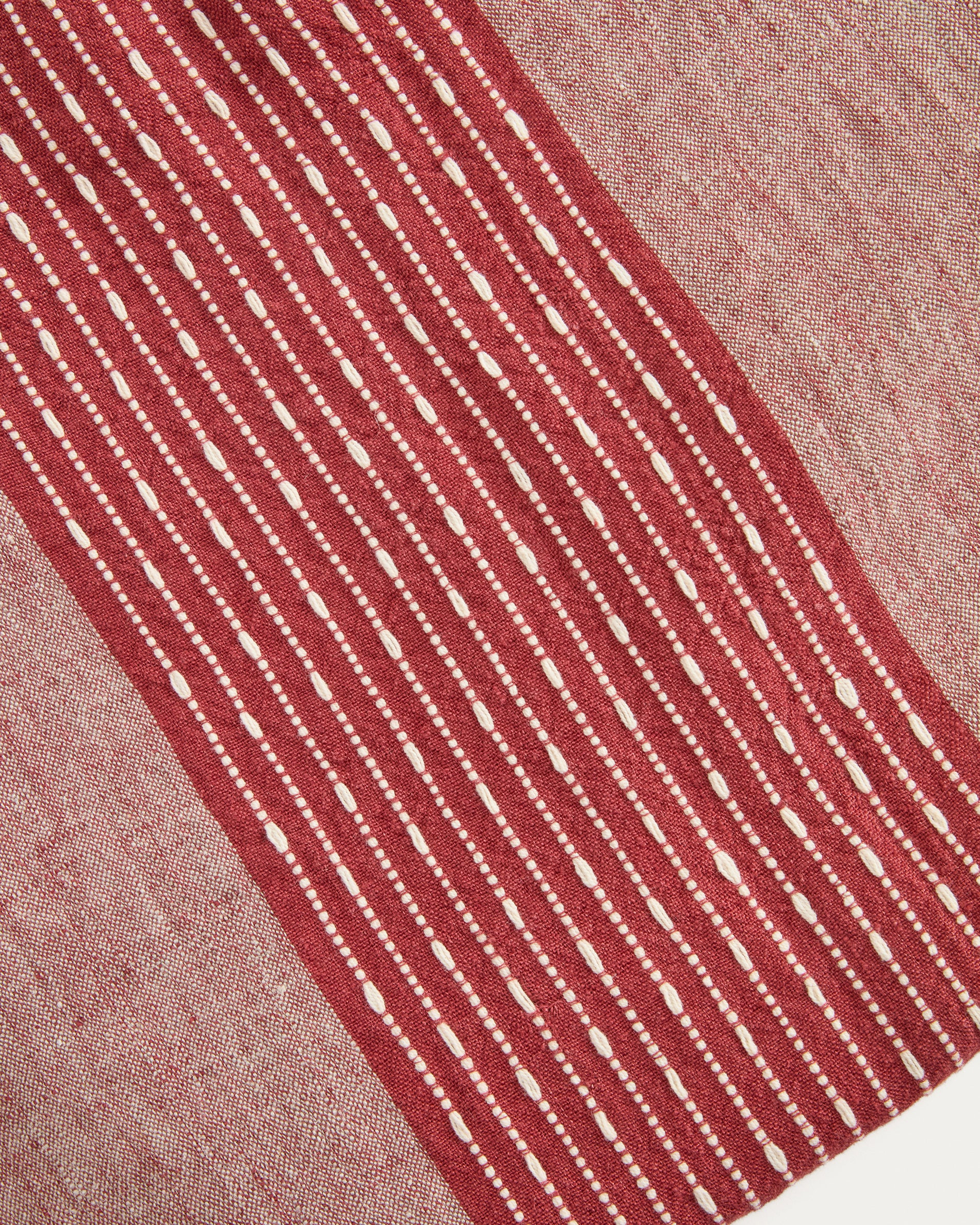 Calena linen jacquard tablecloth with red central stripe 150 x 250 cm - Detail