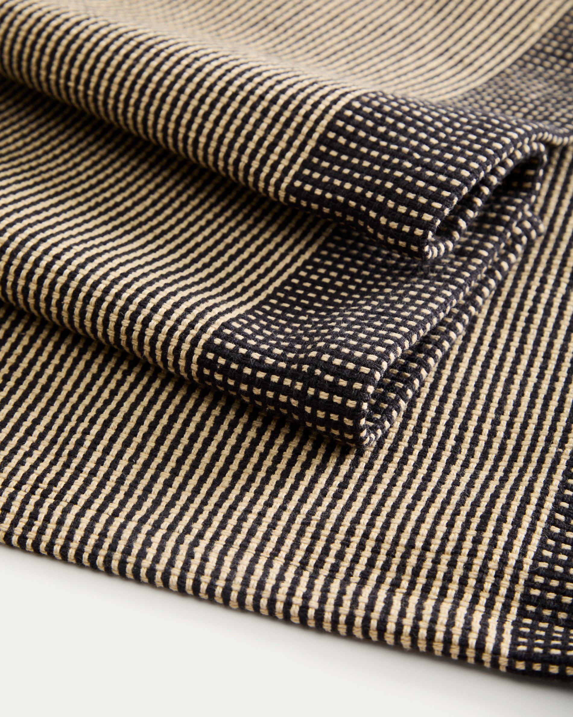 Briven set of 2 black 100% cotton tablecloths 35 x 50cm - Detail