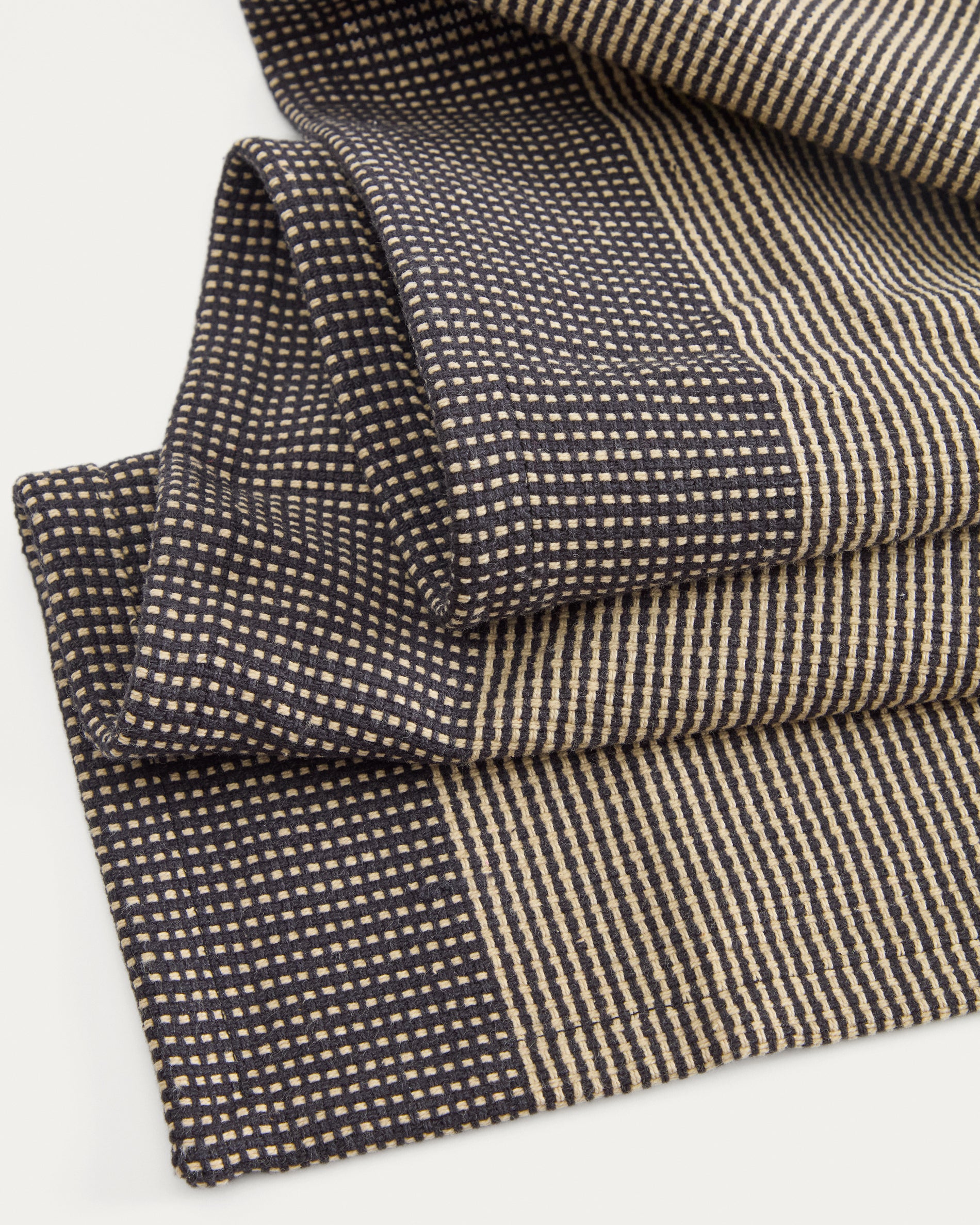 Briven black 100% cotton table runner 50 x 150cm - Detail