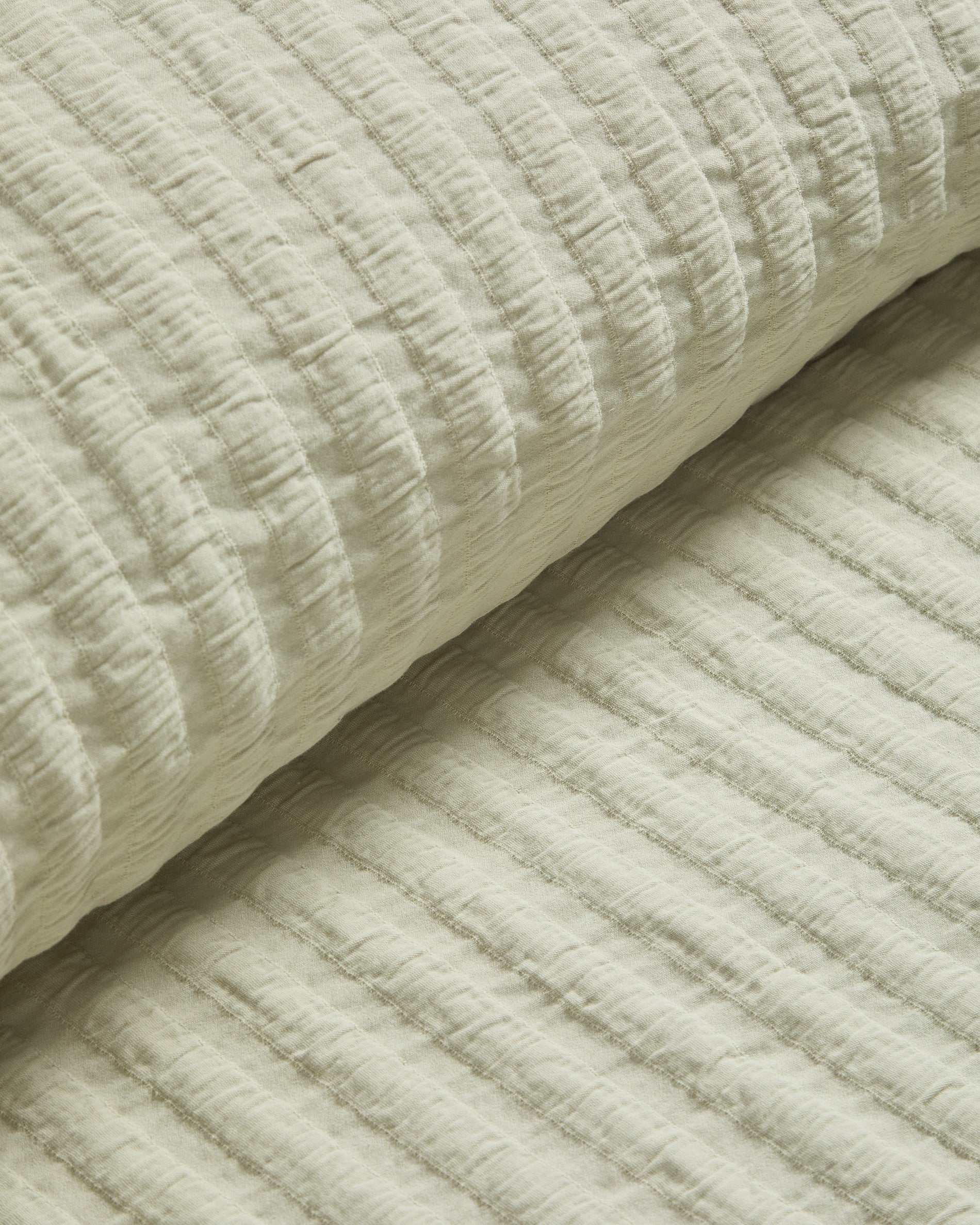Rilune 100% cotton bedspread with light green embossed stripe effect for convertible cot - Detail