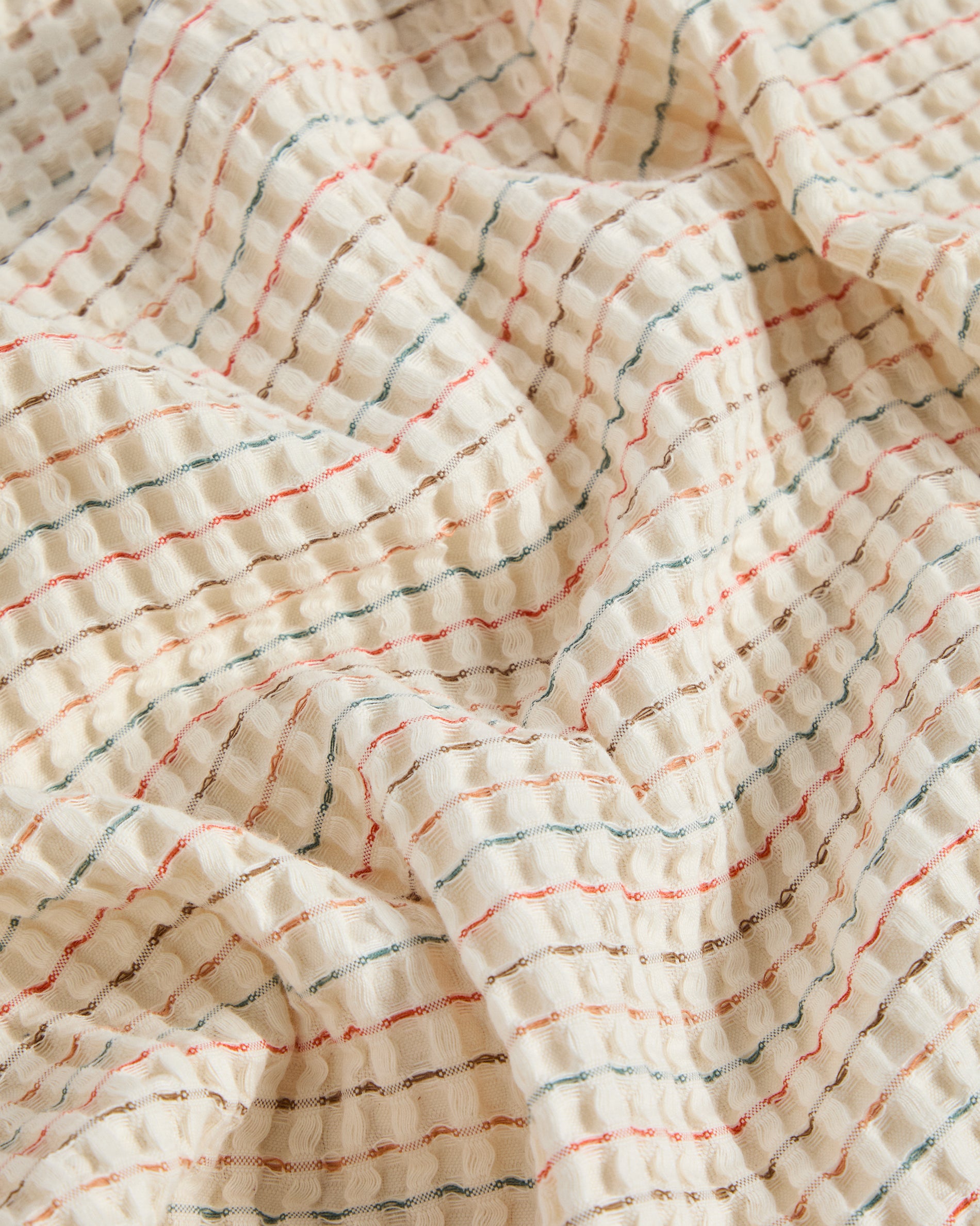 Wufy 100% cotton waffle bedspread in multicolour stripe for convertible cot - Detail