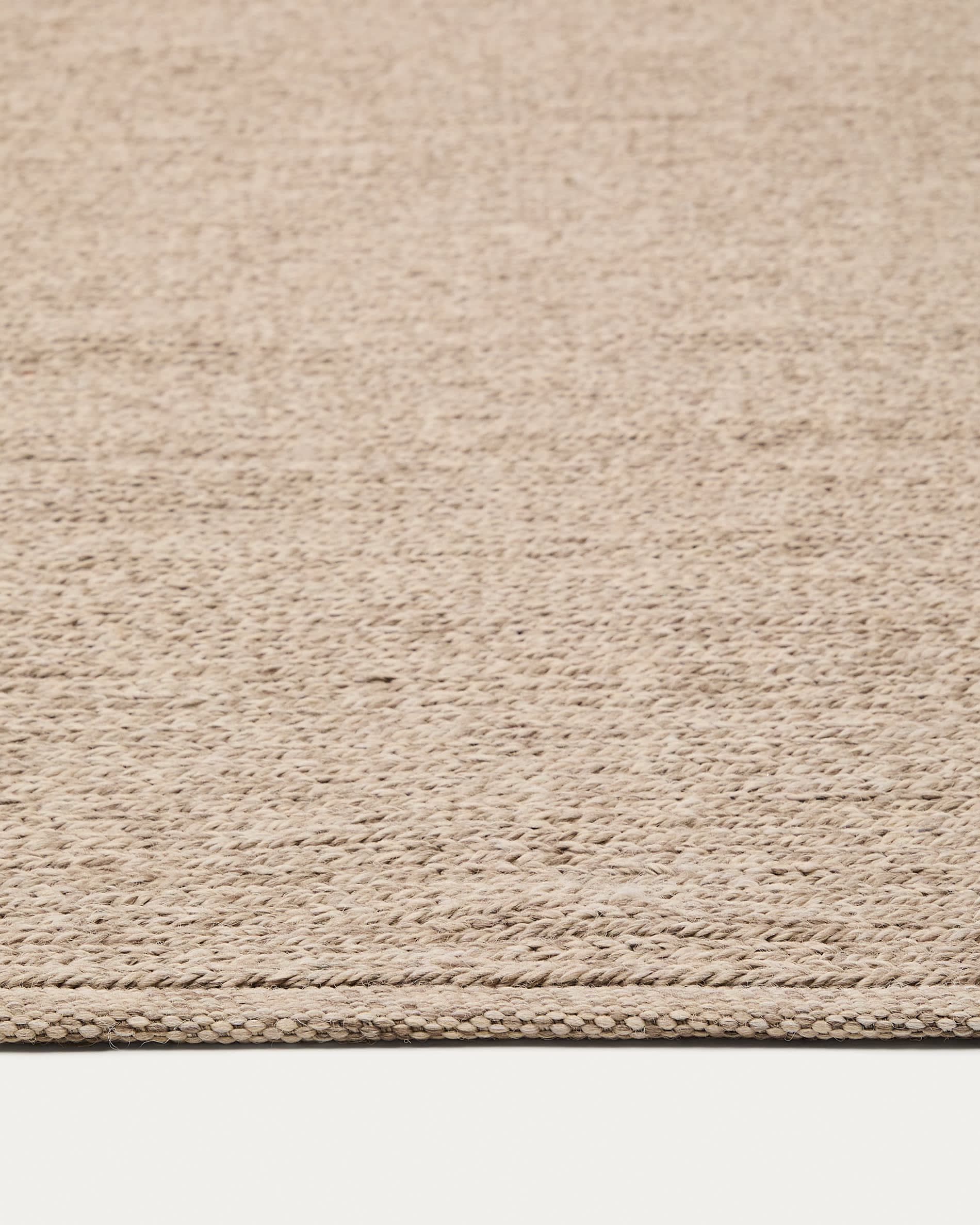 Galinda taupe colored carpet made of synthetic fibers, 160 x 230 cm