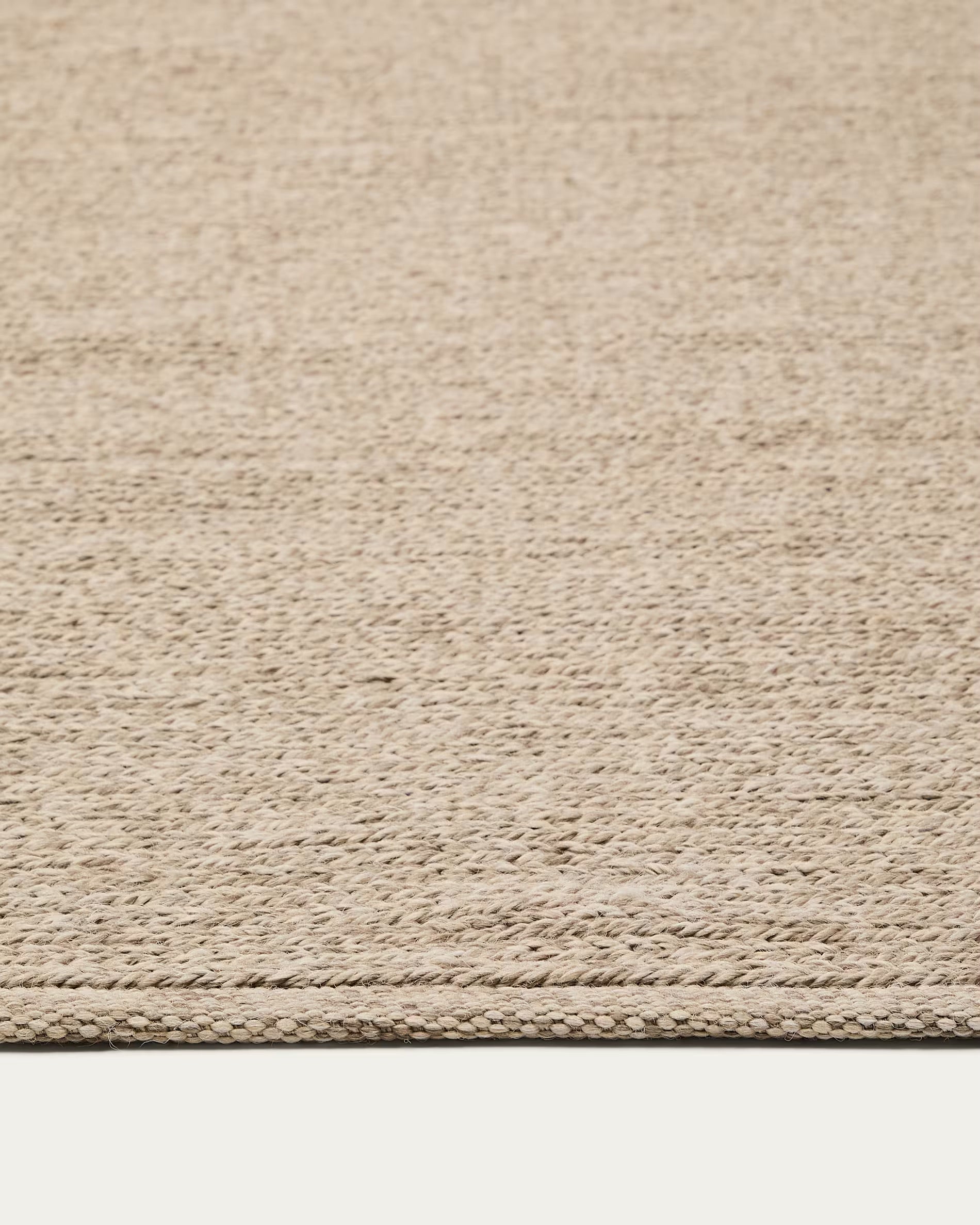 Galinda taupe colored carpet made of synthetic fibers 200 x 300 cm