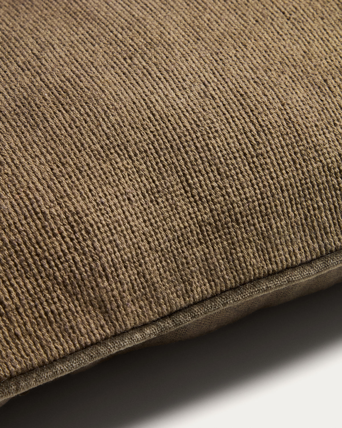 Rivon green cushion cover with contrast piping 30 x 50 cm - Detail
