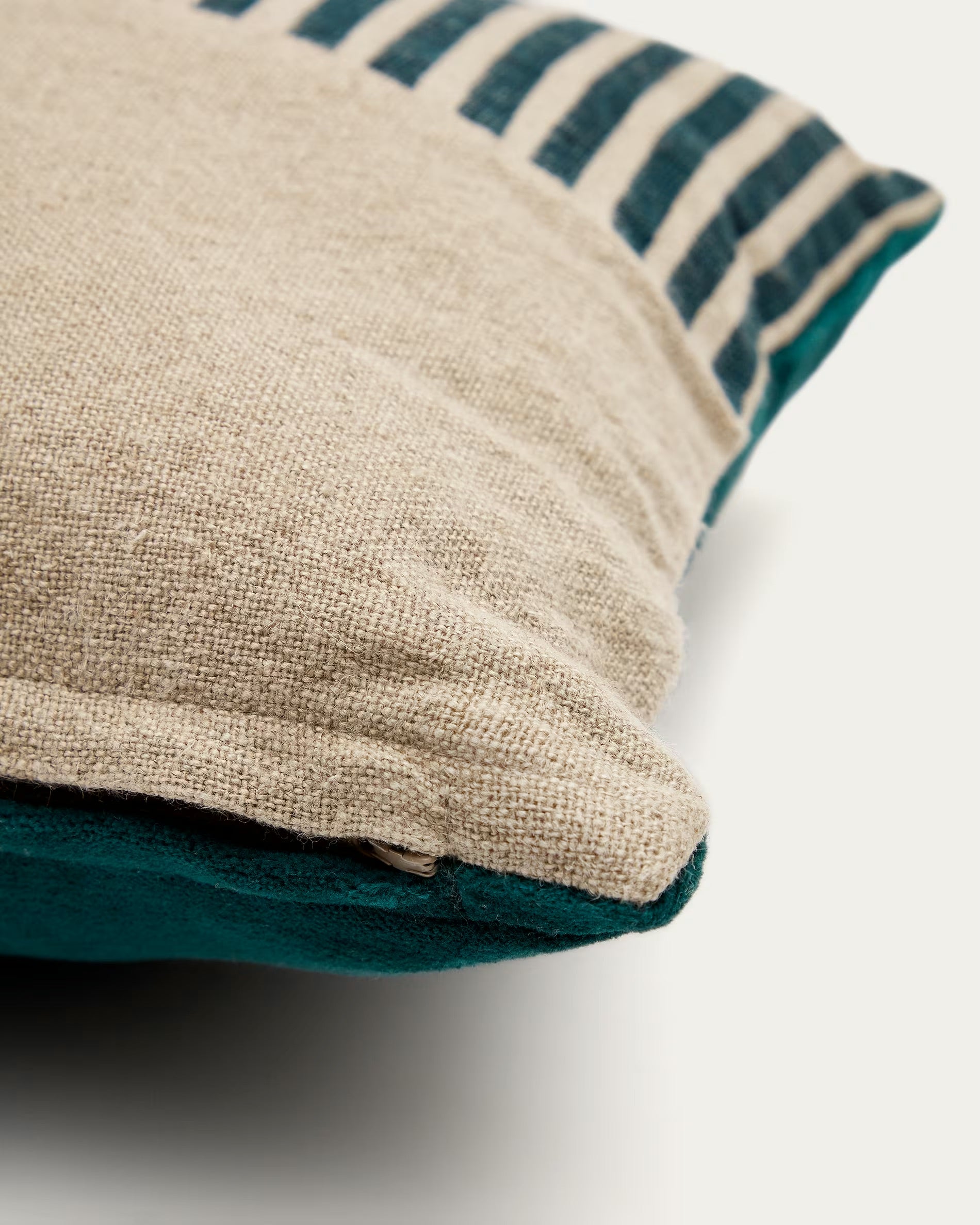 Mikayla linen and cotton blend printed pillowcase with green, natural velvet, 30 x 50 cm.