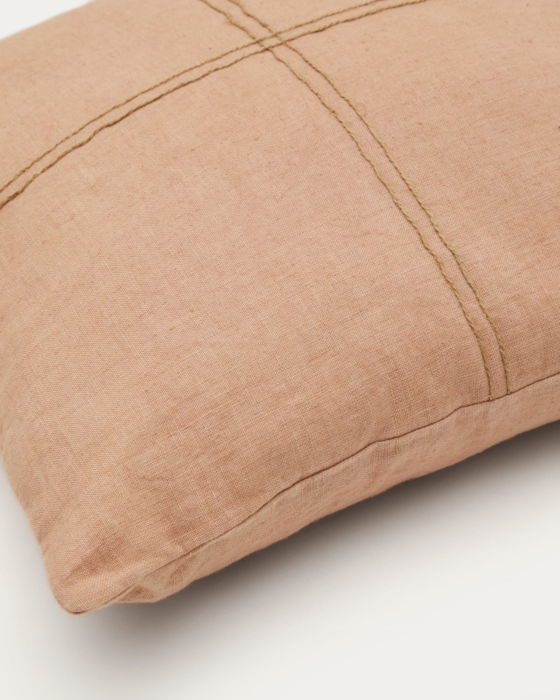 Sulken cushion cover made of pink linen and beige embroidery, 45 x 45 cm