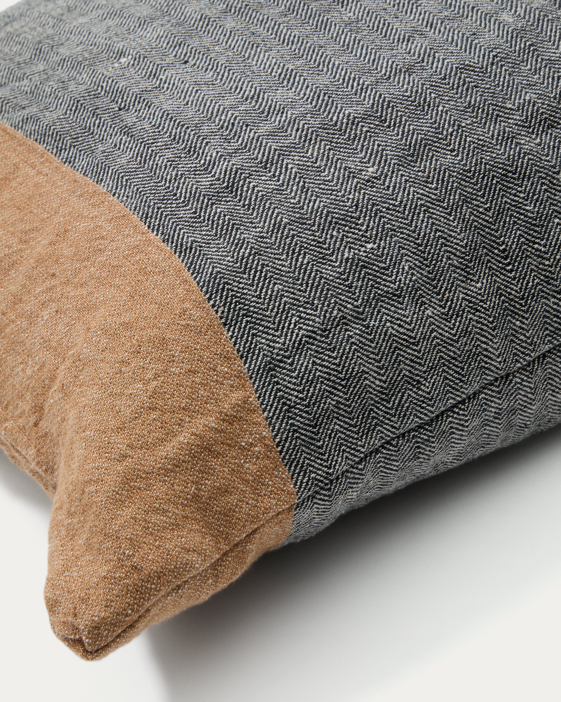 Eiko 100% grey linen cushion cover with vertical terracotta stripes, 50 x 50 cm - Detail