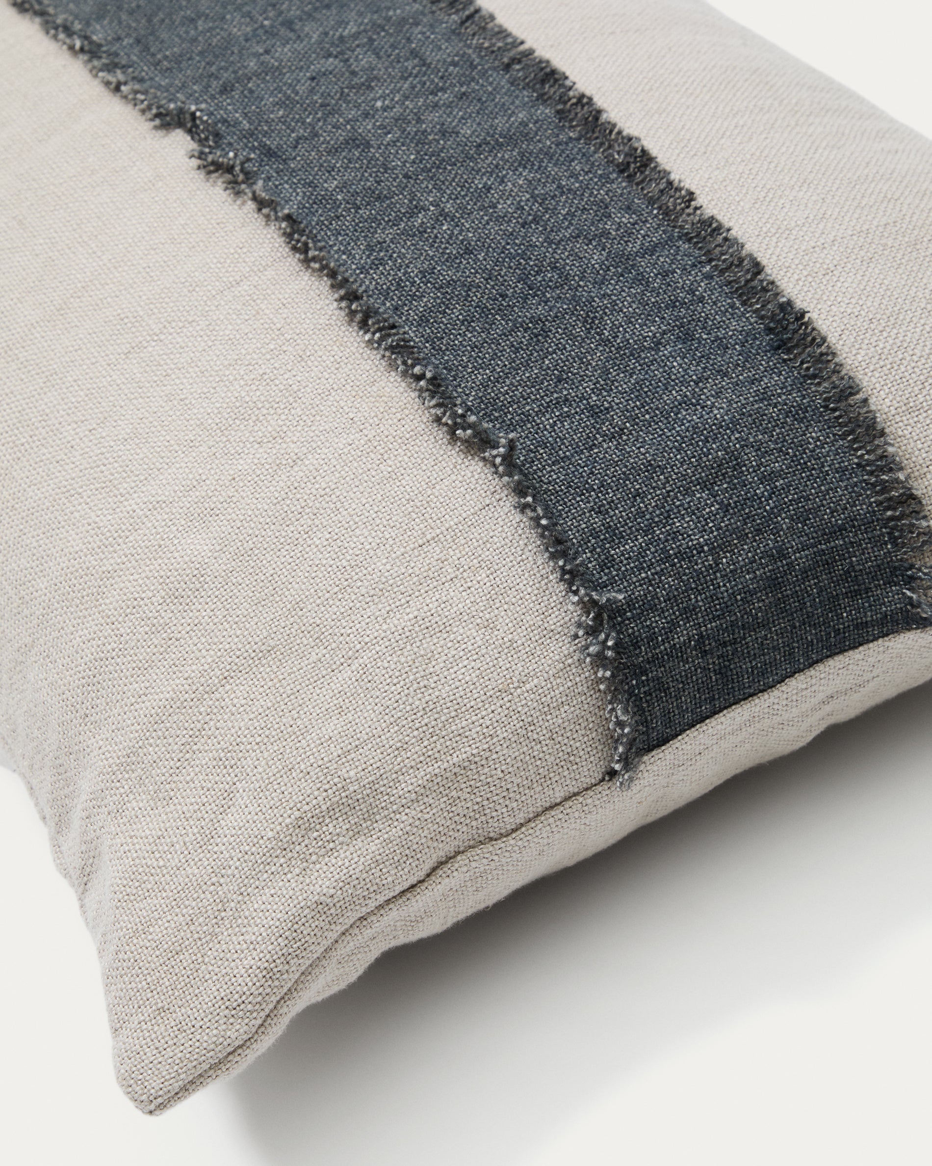 Daf 100% linen cushion cover in beige and grey with fringes, 40 x 60 cm - Detail