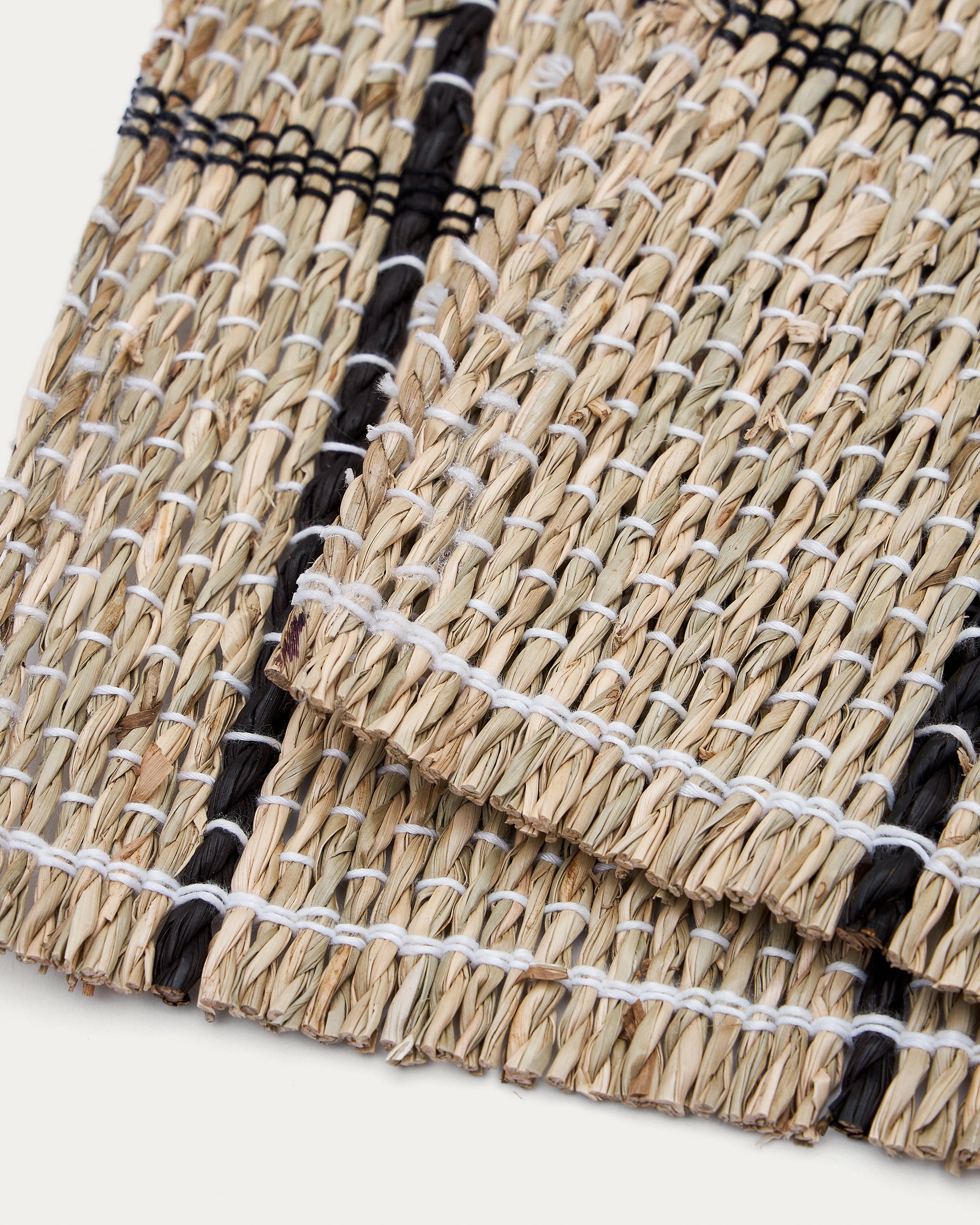 Uya set of 2 table runners with natural fibres and natural and black finish 33.5 x 49 cm - Detail