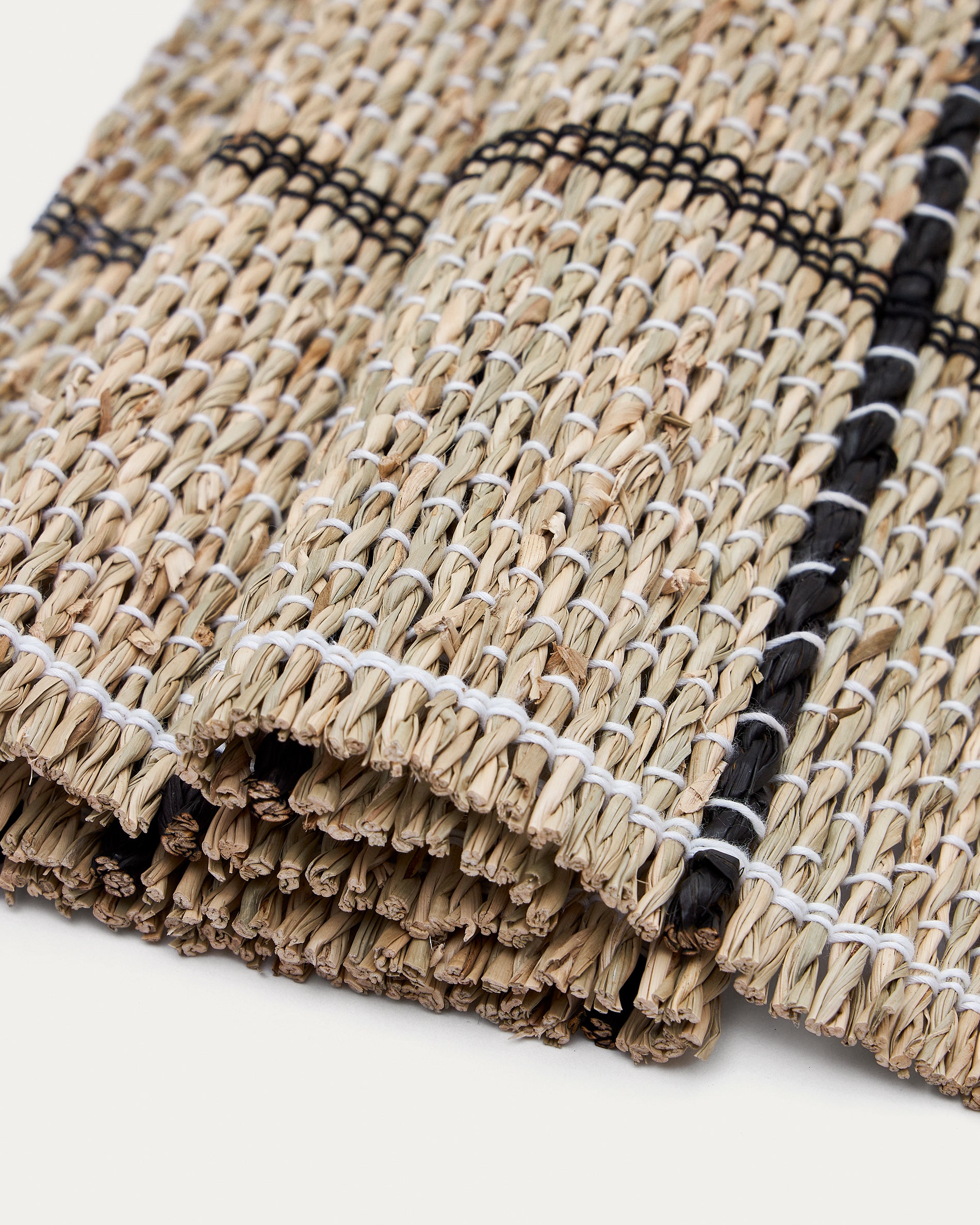 Uya set of 2 table runners with natural fibres and natural and black finish 33.5 x 49 cm - Detail