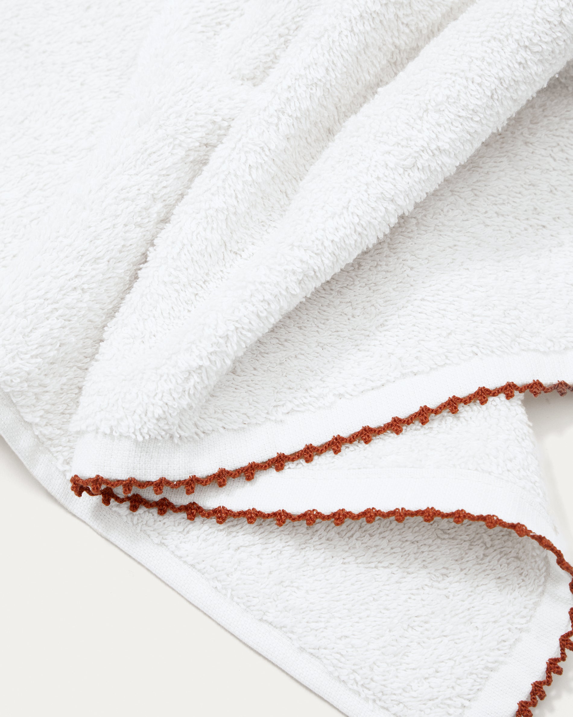 Sinami hand towel made of 100% white cotton with contrasting terracotta details 50 x 90 cm