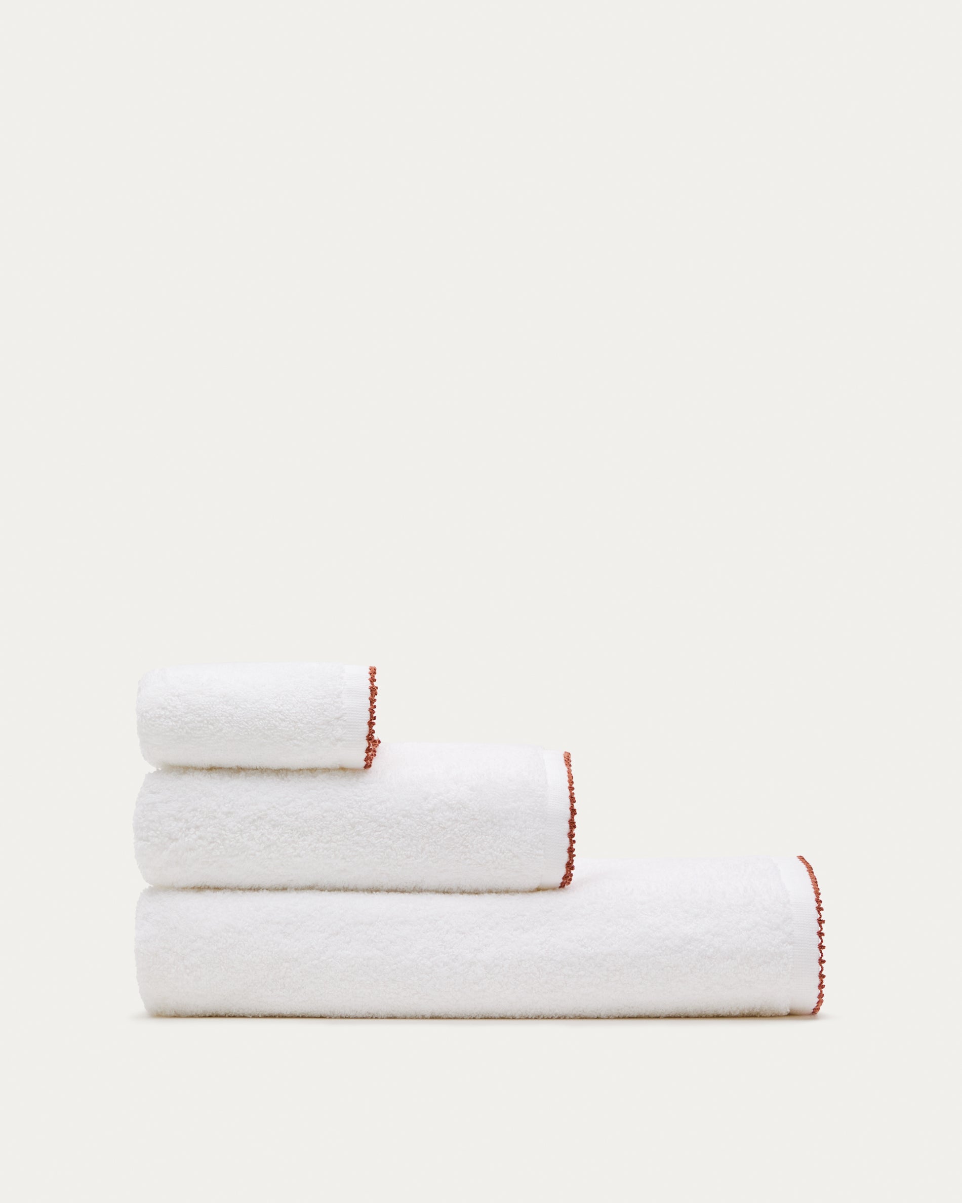 Sinami hand towel made of 100% white cotton with contrasting terracotta details 50 x 90 cm