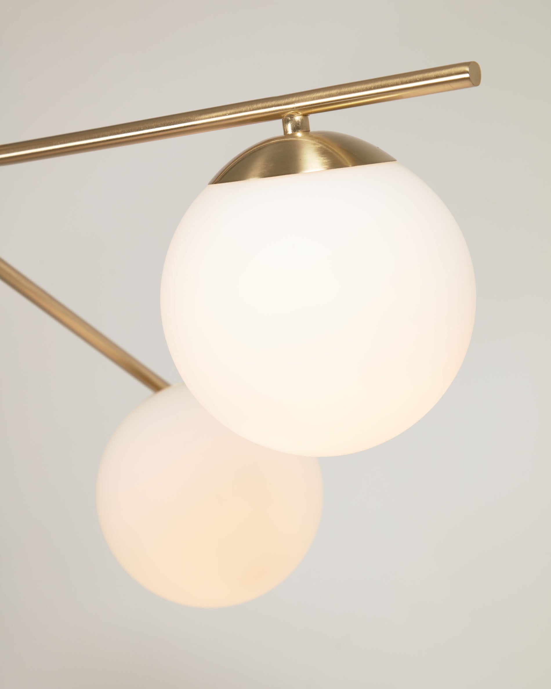 Mahala steel ceiling light with brass finish and three frosted glass spheres - Detail