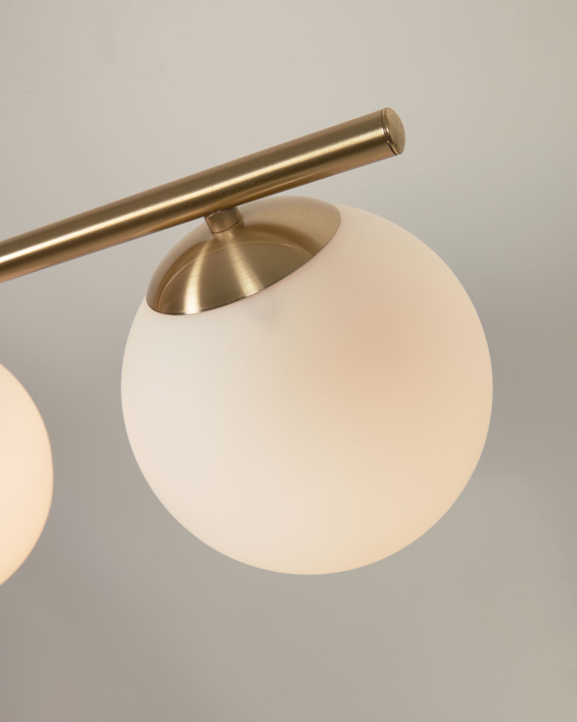 Mahala steel ceiling light with brass finish and three frosted glass spheres - Detail