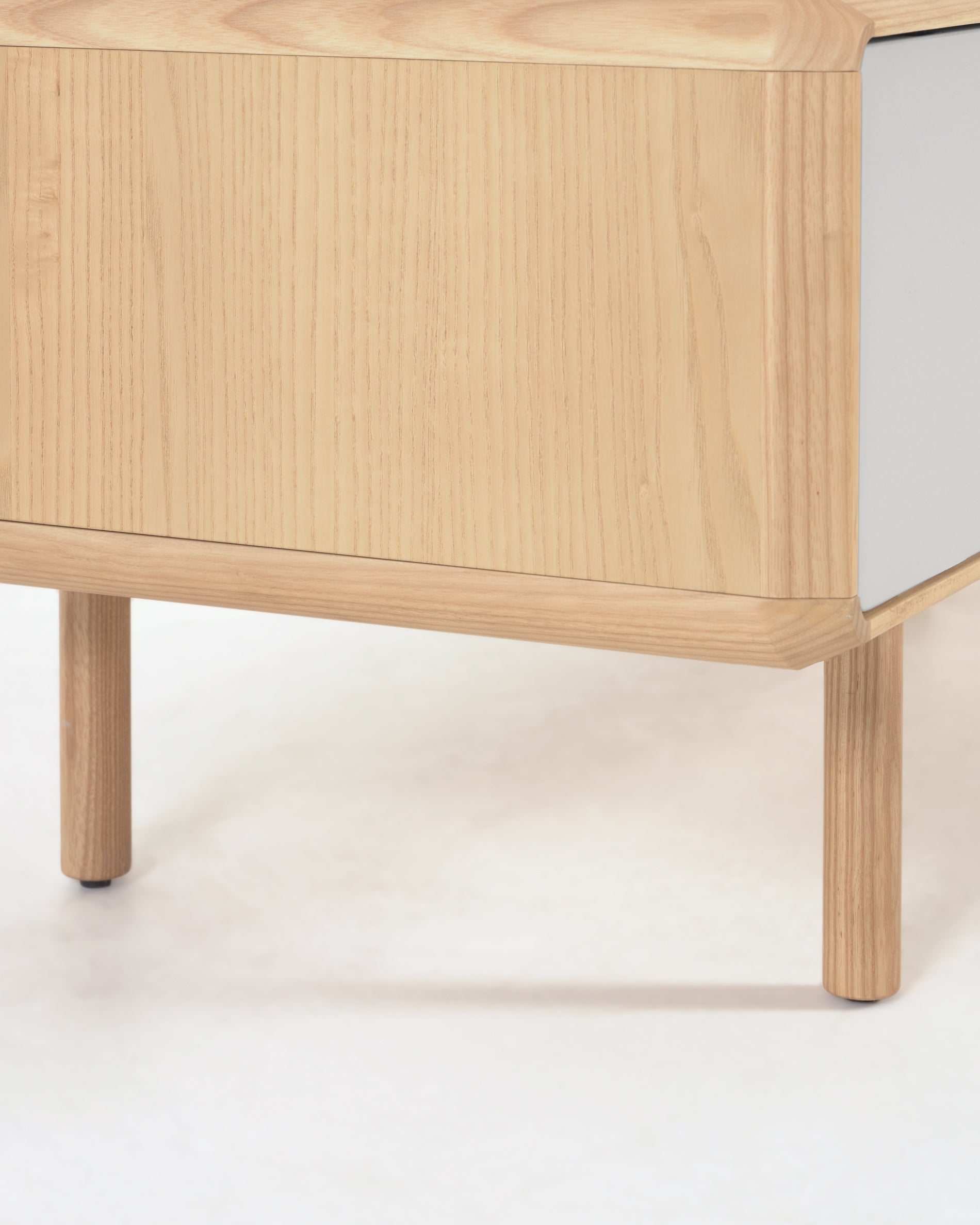 Anielle solid ash & ash veneer TV stand with 2 doors, 180 x 41 cm - Detail