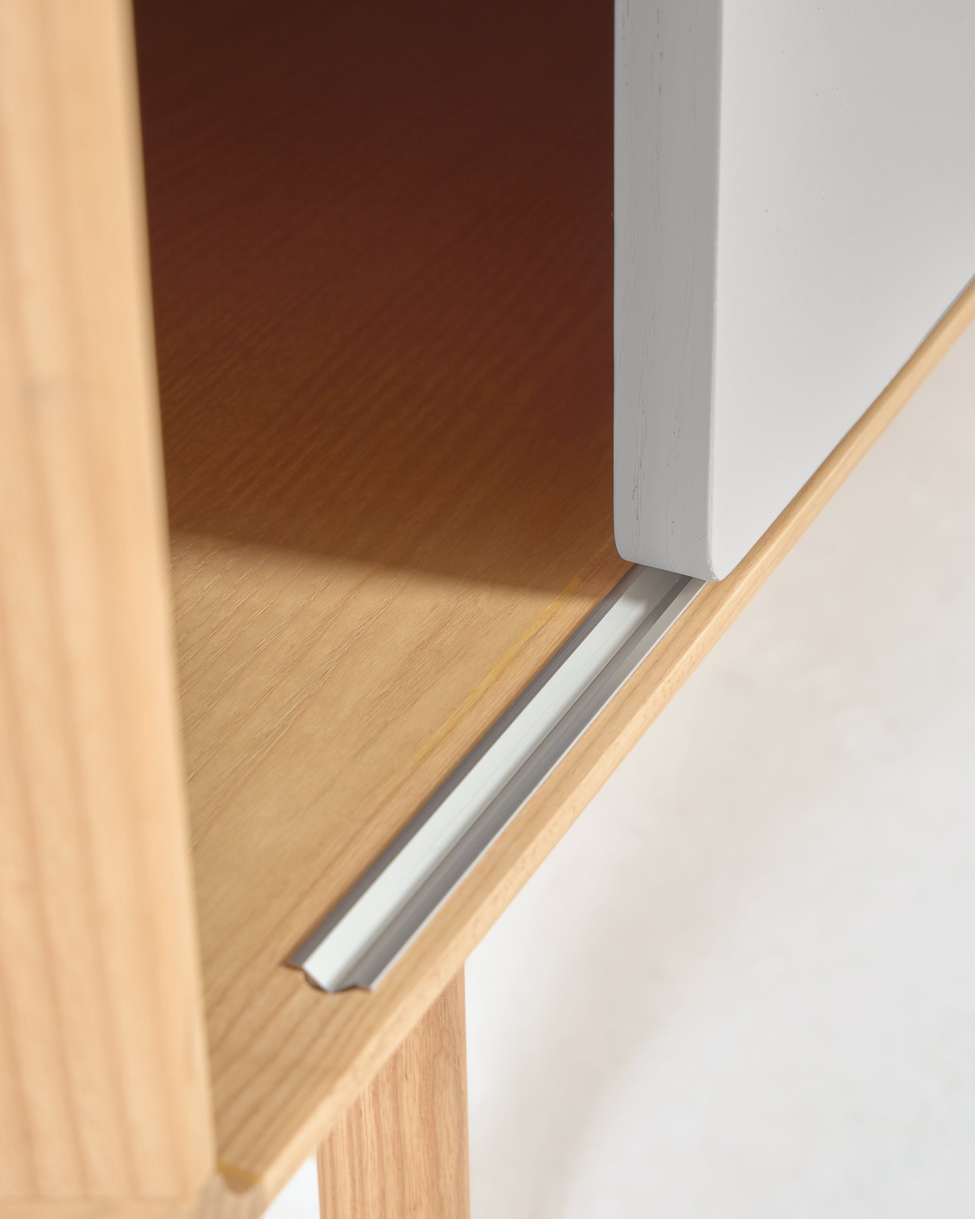 Anielle solid ash & ash veneer TV stand with 2 doors, 180 x 41 cm - Detail