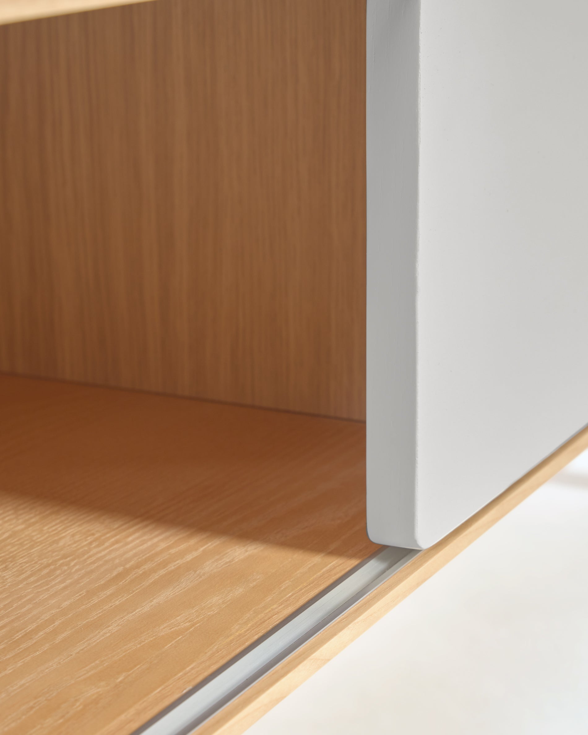 Anielle solid ash & ash veneer TV stand with 2 doors, 180 x 41 cm - Detail