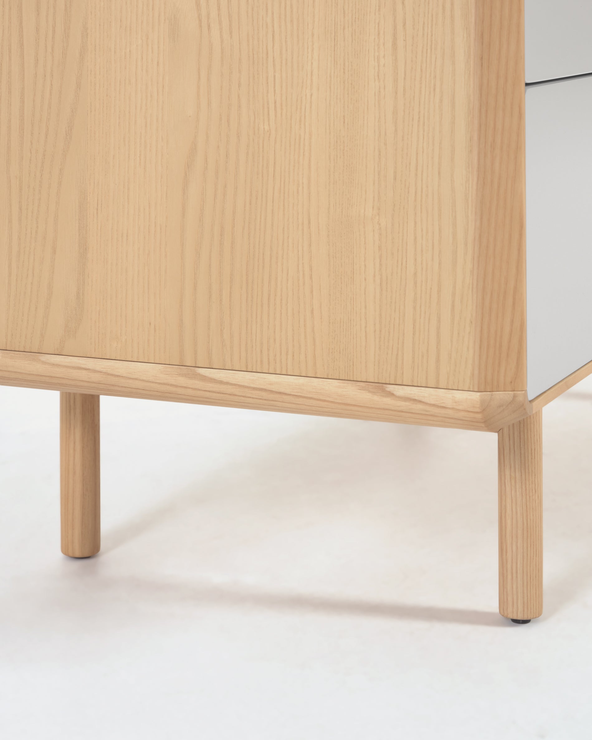 Anielle solid and ash veneer bedside table 50 x 58,4 cm - Detail