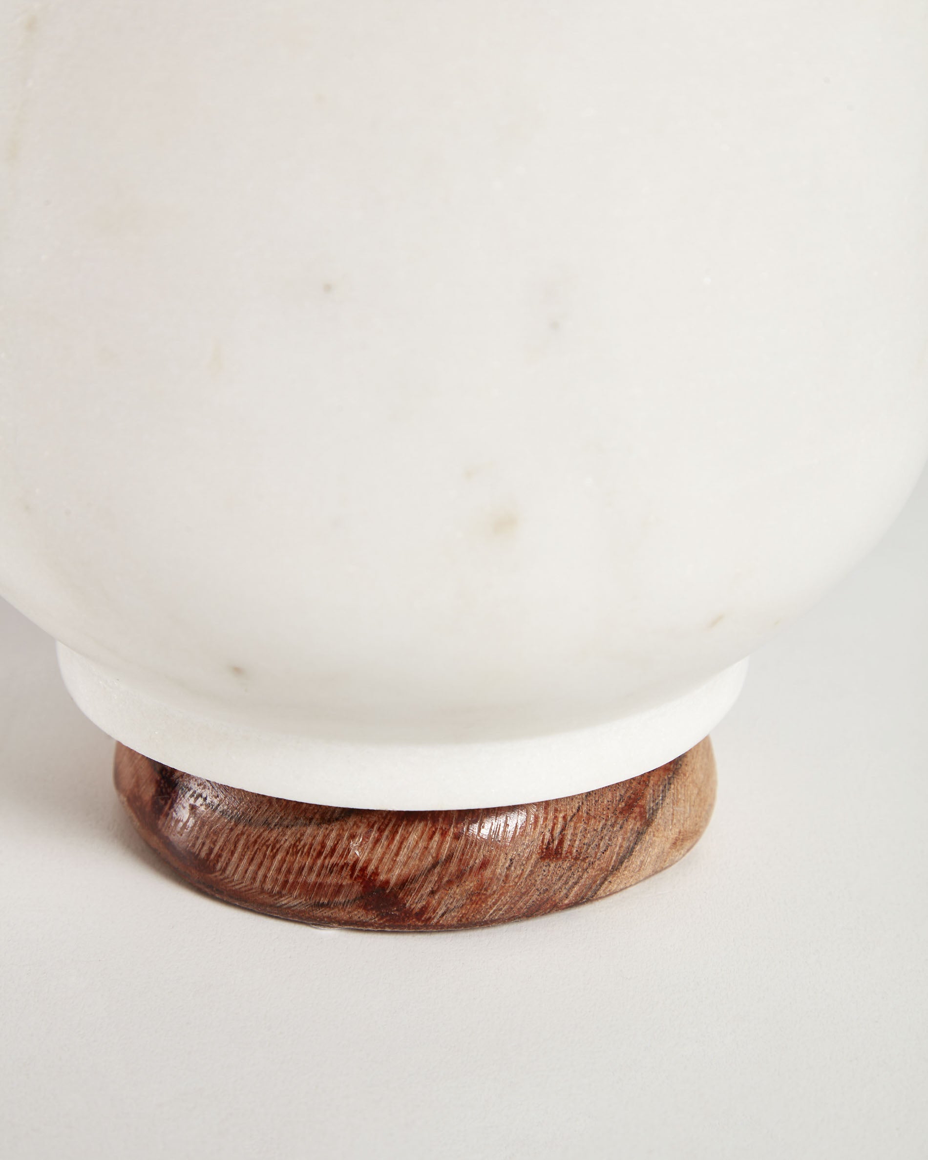 Cinderella pestle and mortar in white marble and wood - Detail