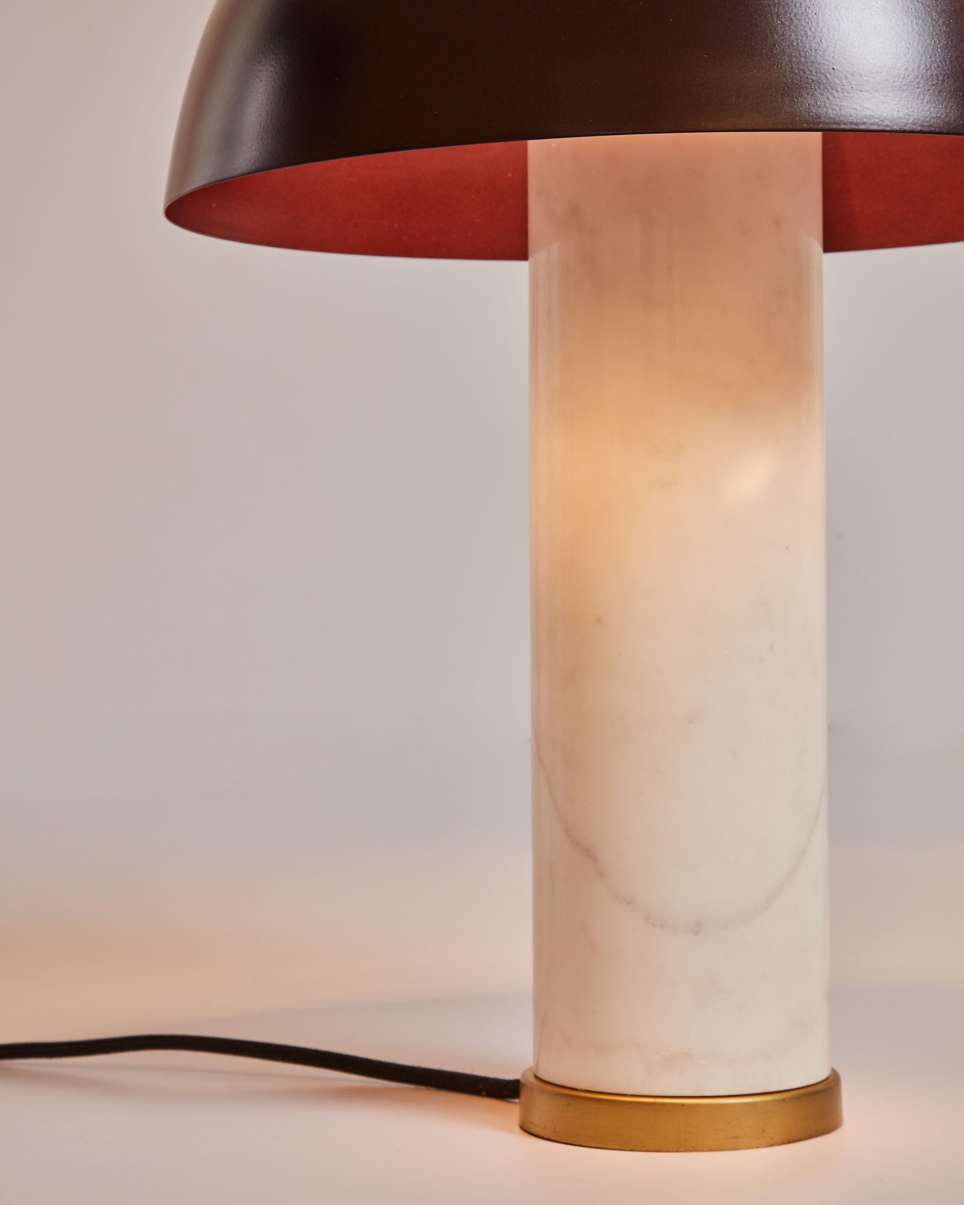 Zorione table lamp in white marble and metal, with a painted brown finish - Detail