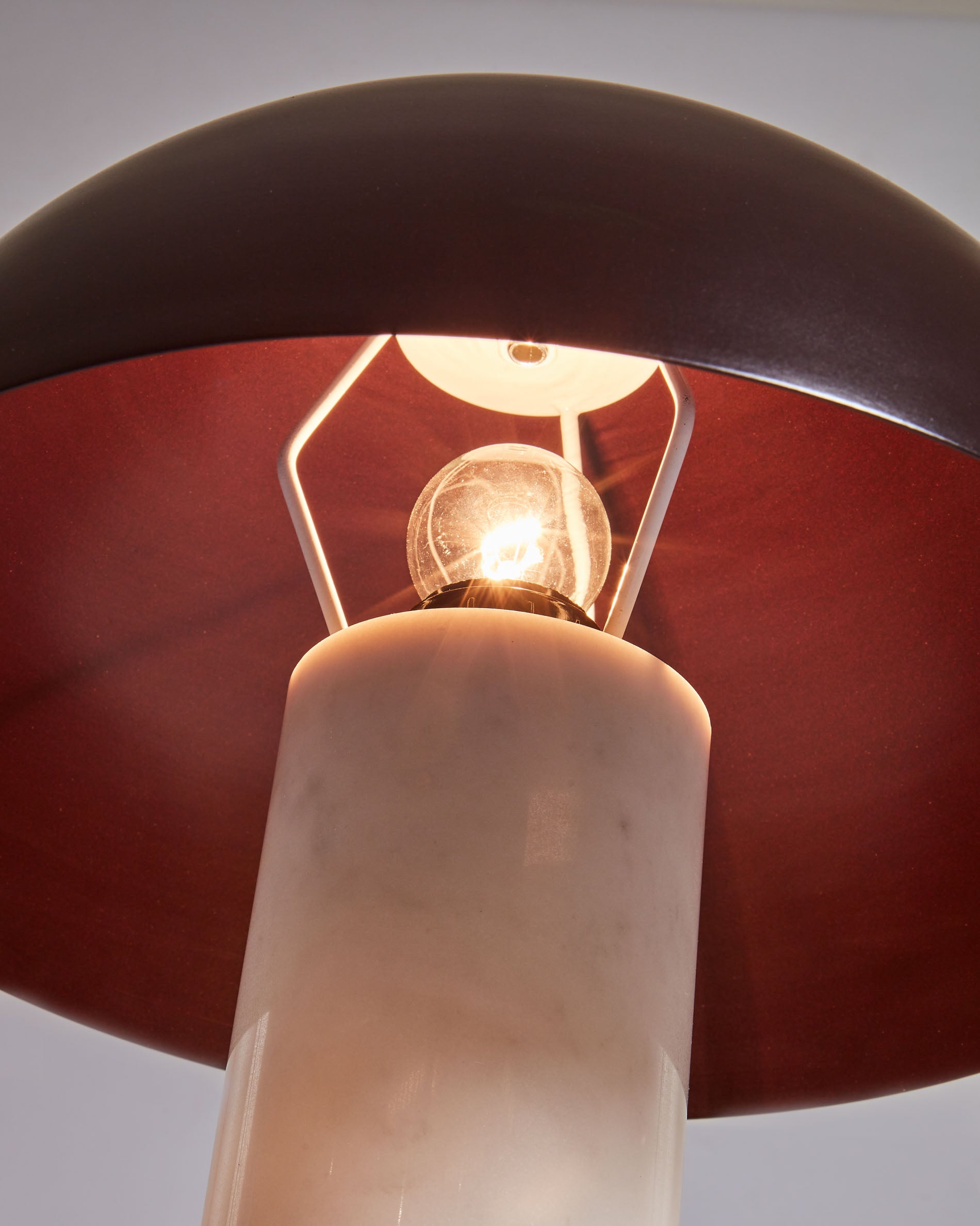 Zorione table lamp in white marble and metal, with a painted brown finish - Detail