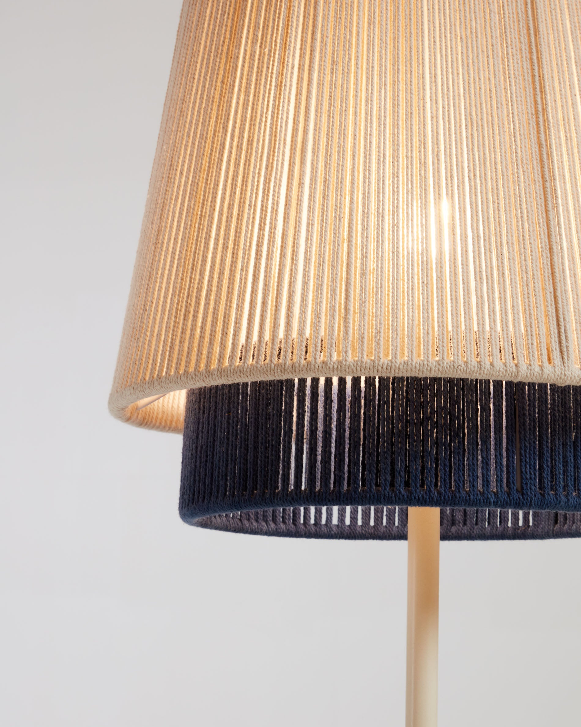 Yuvia cotton floor lamp with a beige and blue finish - Detail