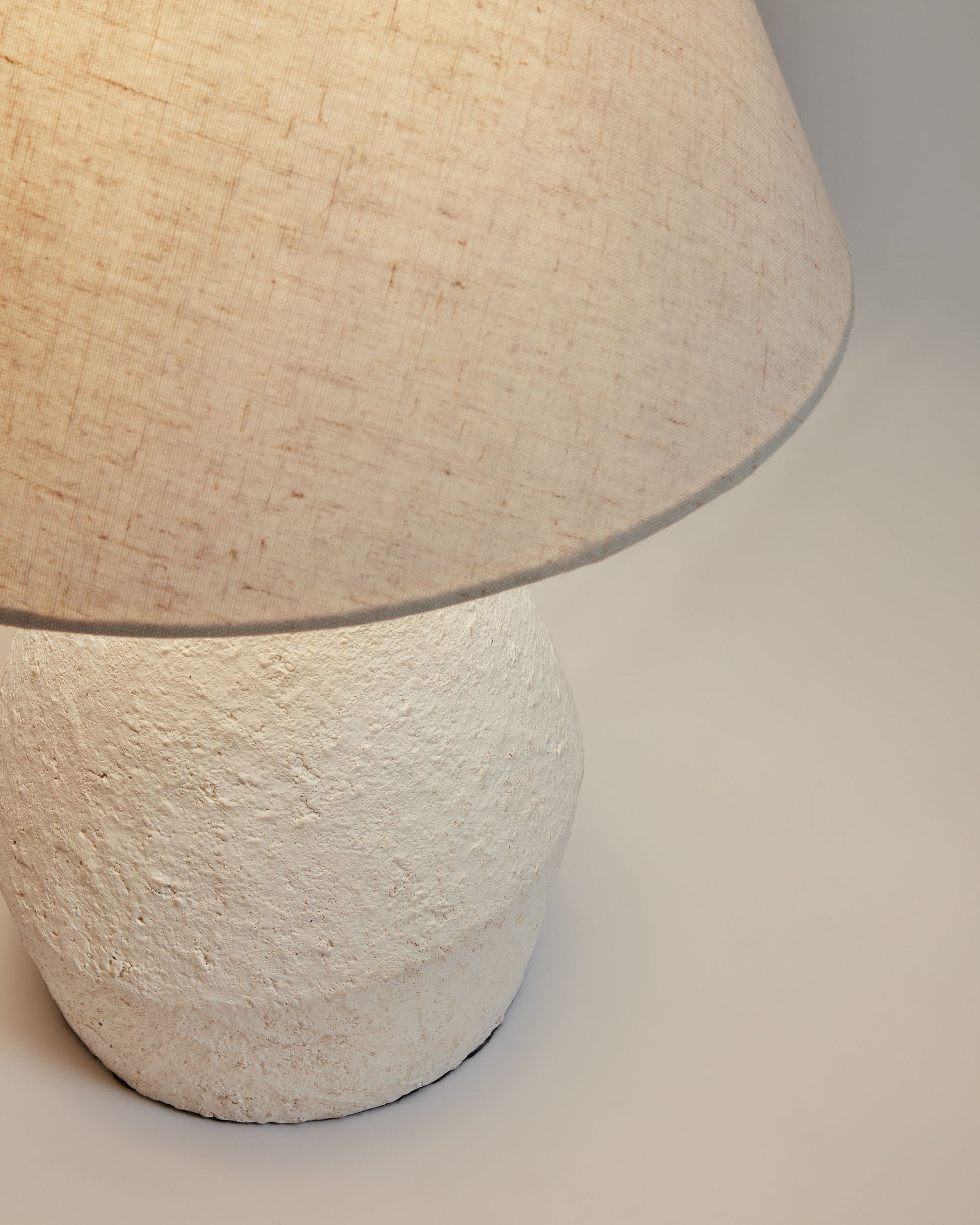 Noara magnesium table lamp with a white finish - Detail
