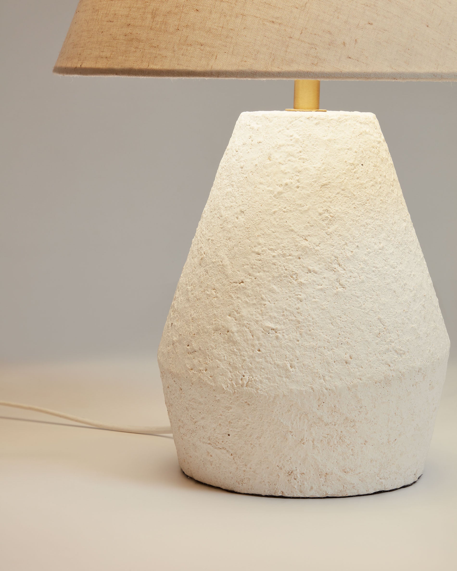 Noara magnesium table lamp with a white finish - Detail