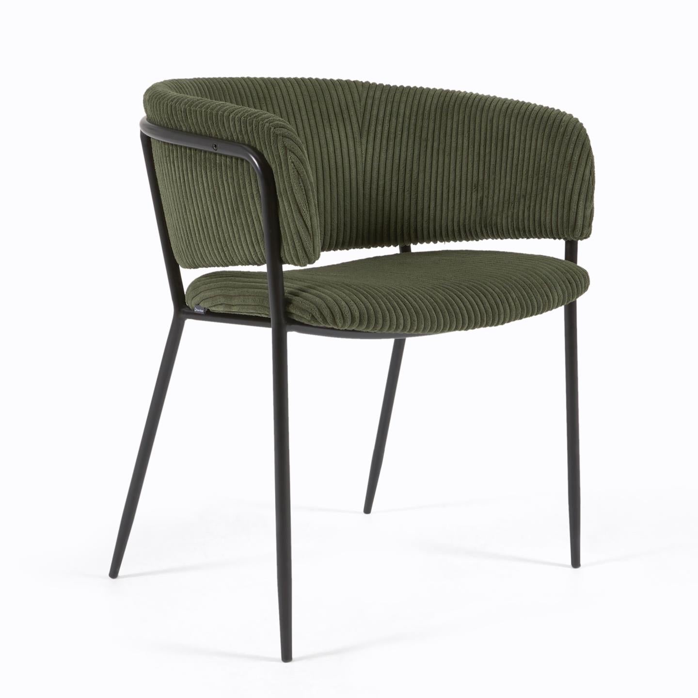 Runnie szék sötétzöld, széles varrású kordbársonyból és fekete acéllábakból készült.