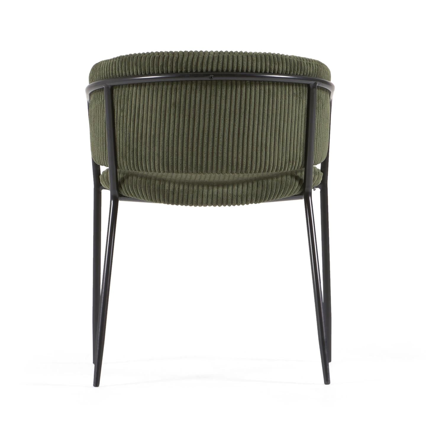 Runnie szék sötétzöld, széles varrású kordbársonyból és fekete acéllábakból készült.