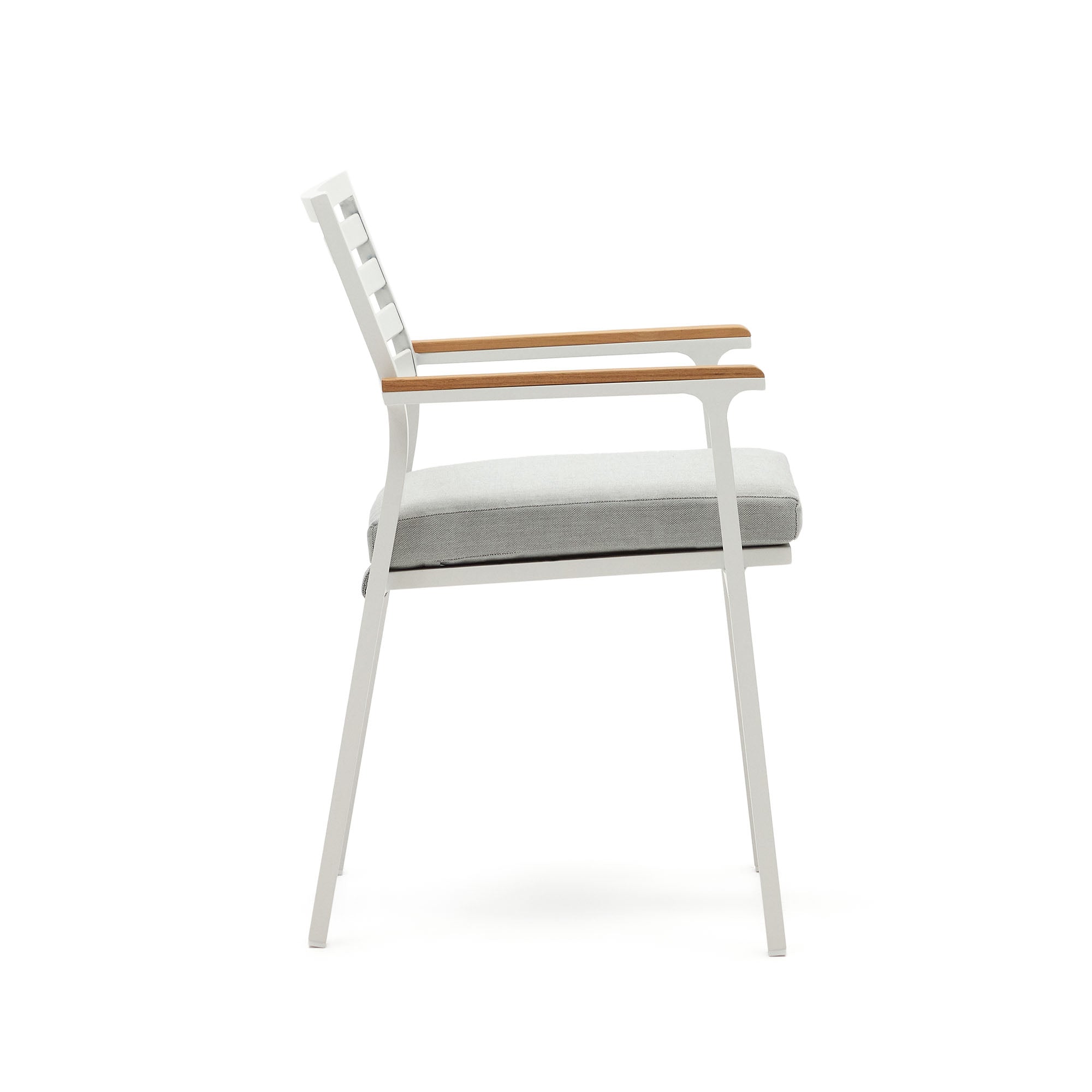 Bona alumíniumból készült, egymásba rakható kerti szék fehér kivitelben, tömör teakfa karfával.