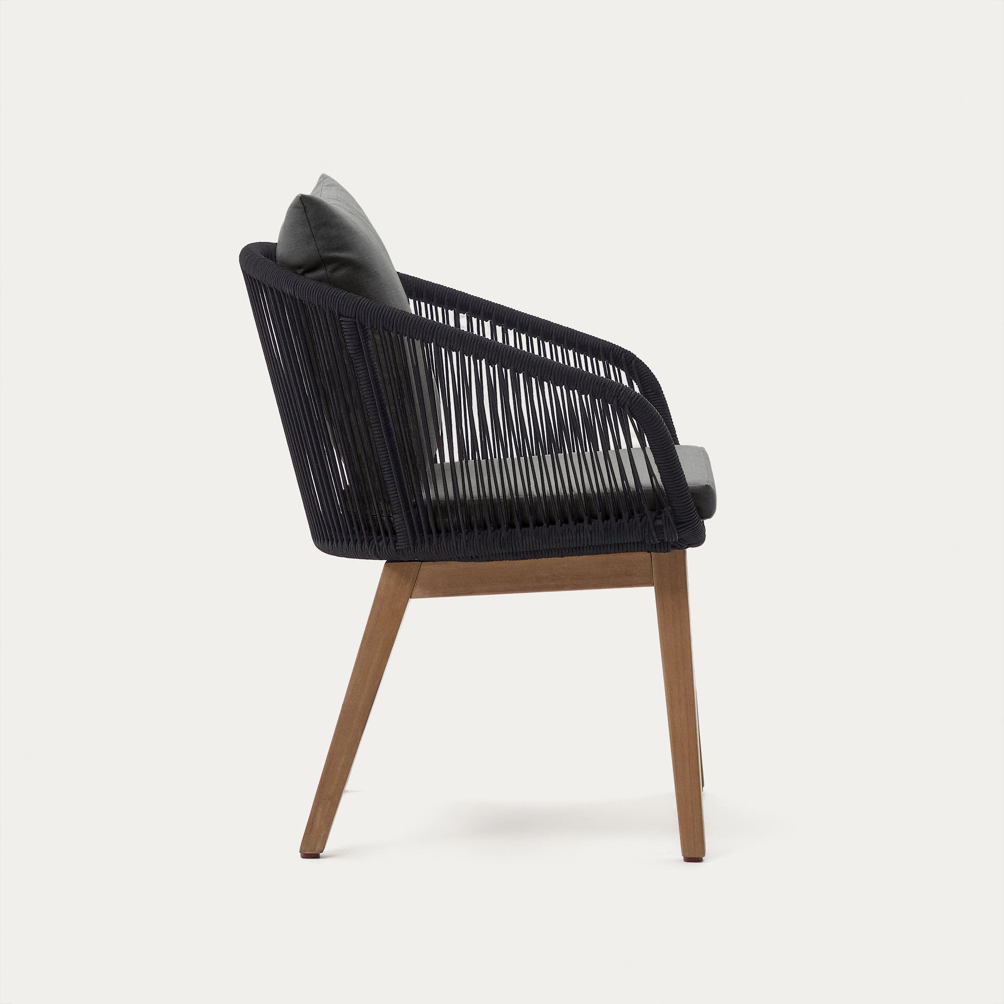 Portalo szék fekete zsinórból, tömör akácfa lábakkal
