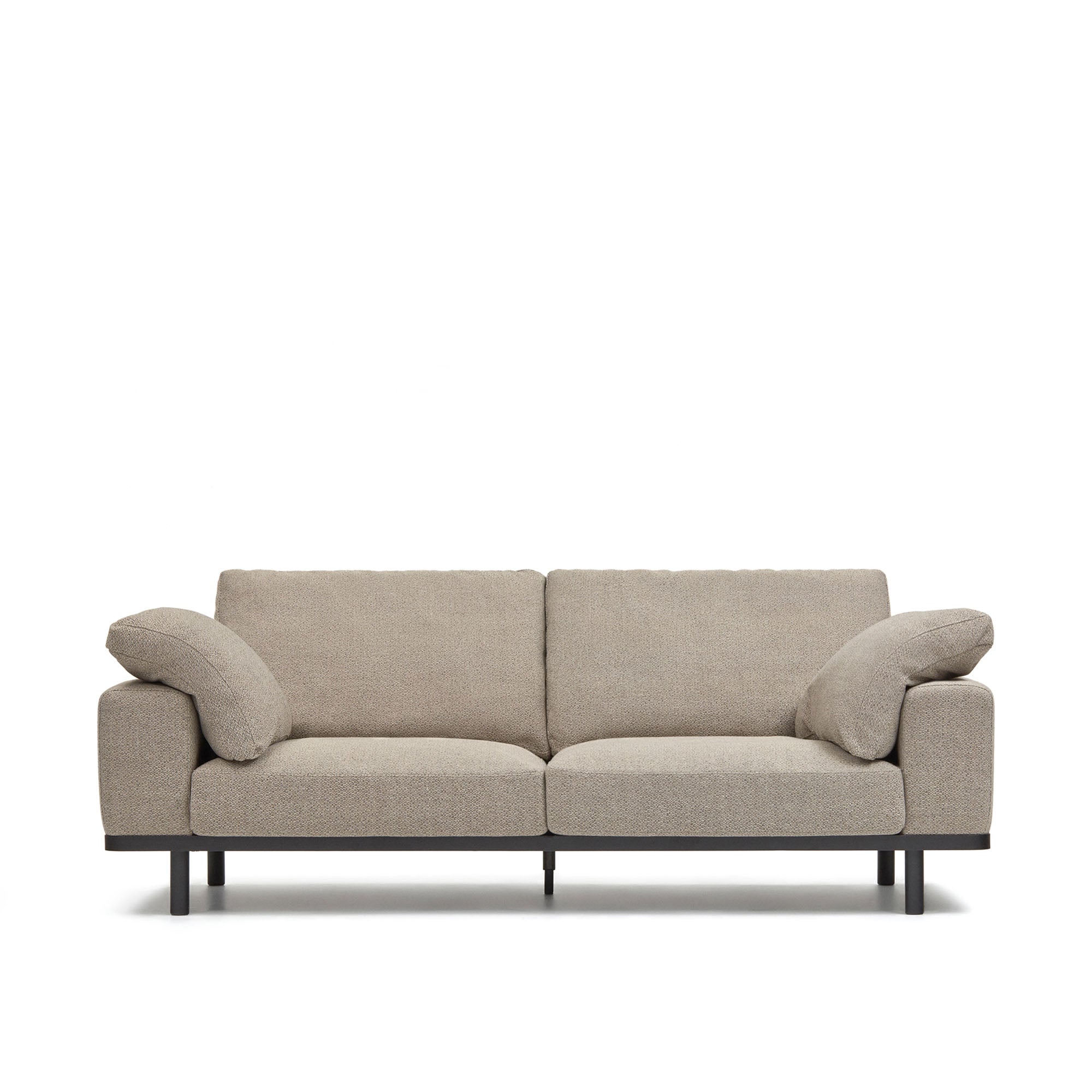 Noa 3 személyes kanapé bézs színű párnákkal, sötét színű lábakkal, 230 cm-es méretben